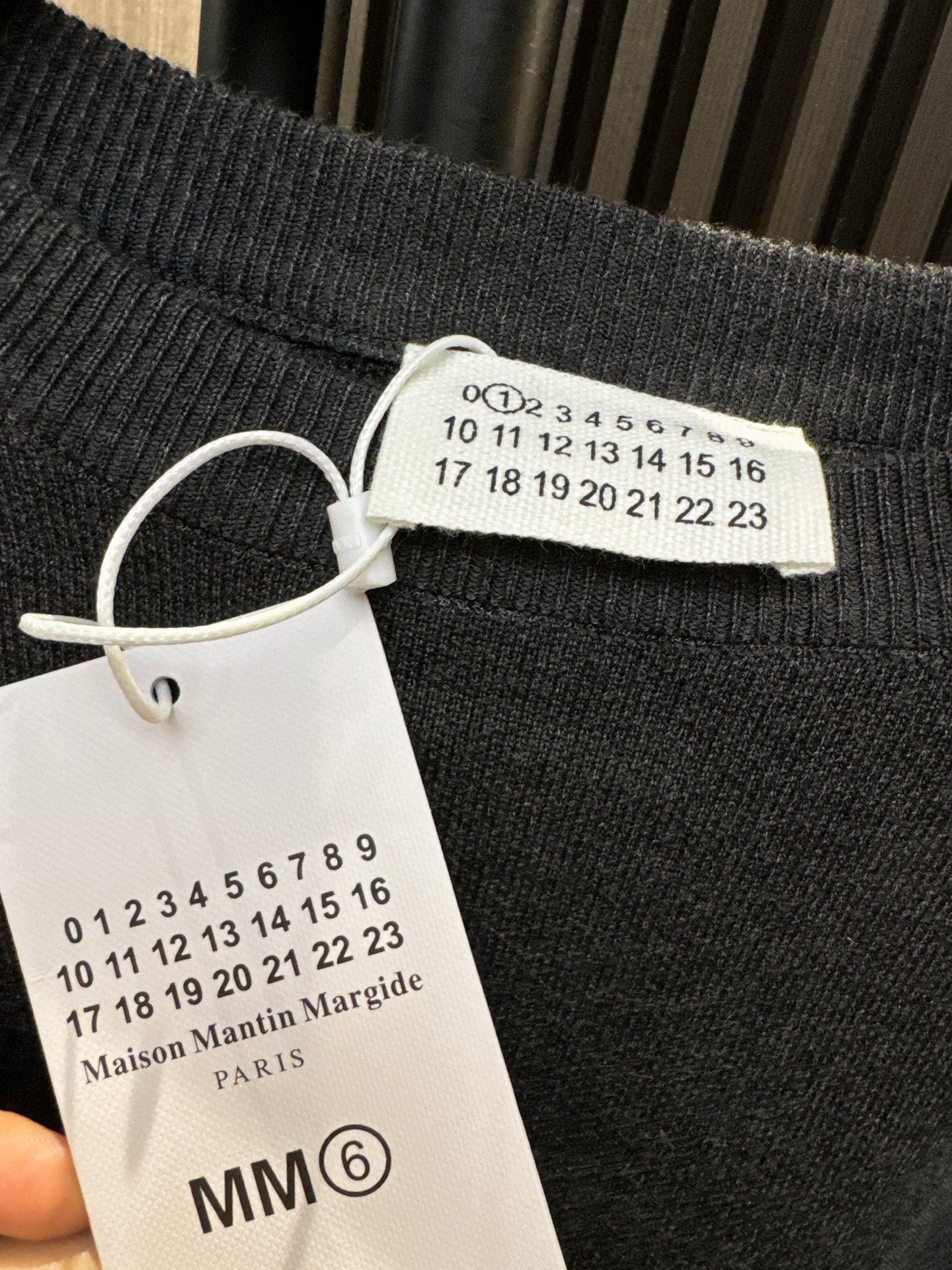 ✨✨✨玛吉拉✨✨✨2025秋冬新款💫70%羊毛混纺30%棉质打揽长袖上衣，高级感深V拼接圆领设计！柔软亲