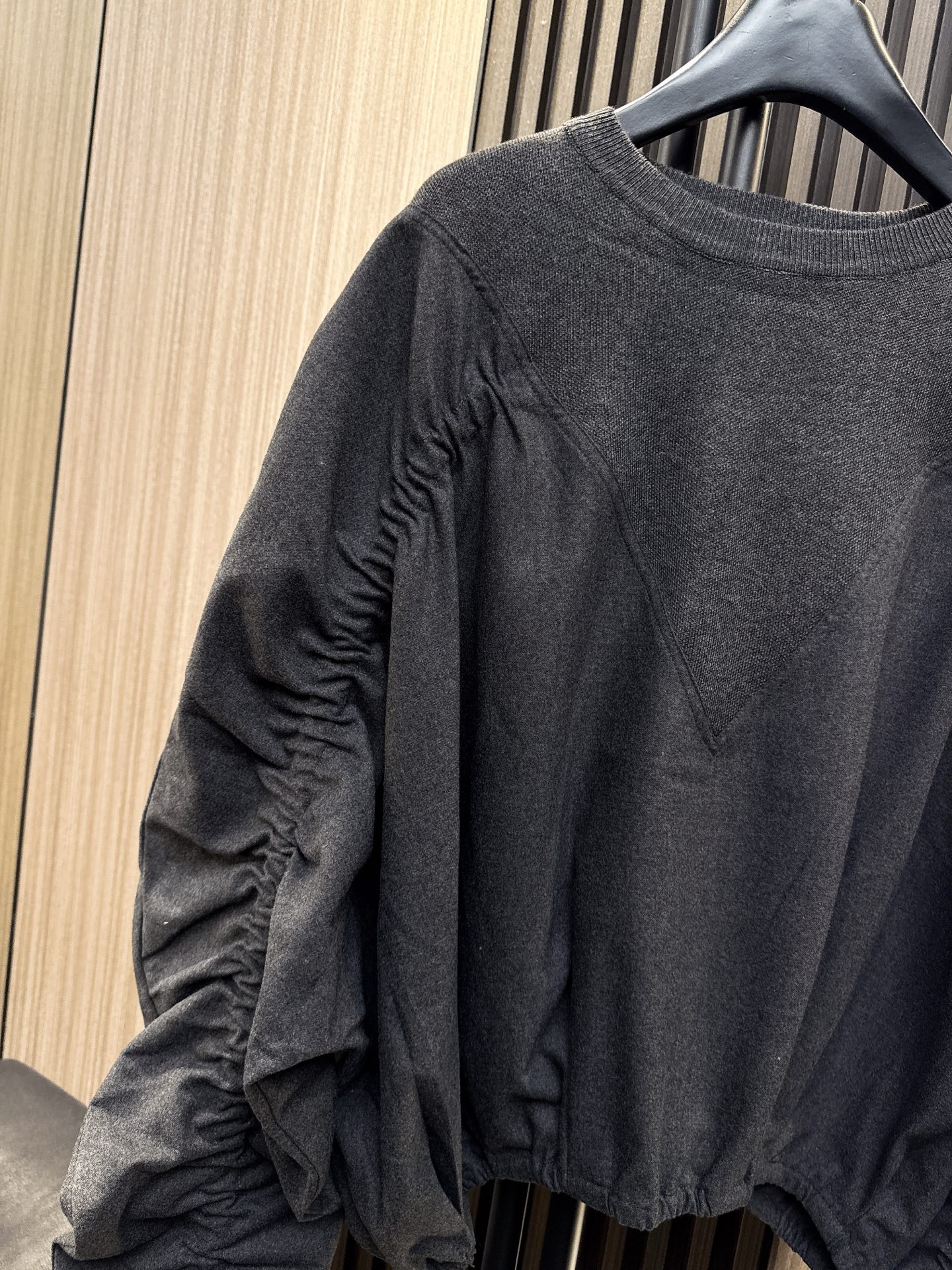 ✨✨✨玛吉拉✨✨✨2025秋冬新款💫70%羊毛混纺30%棉质打揽长袖上衣，高级感深V拼接圆领设计！柔软亲