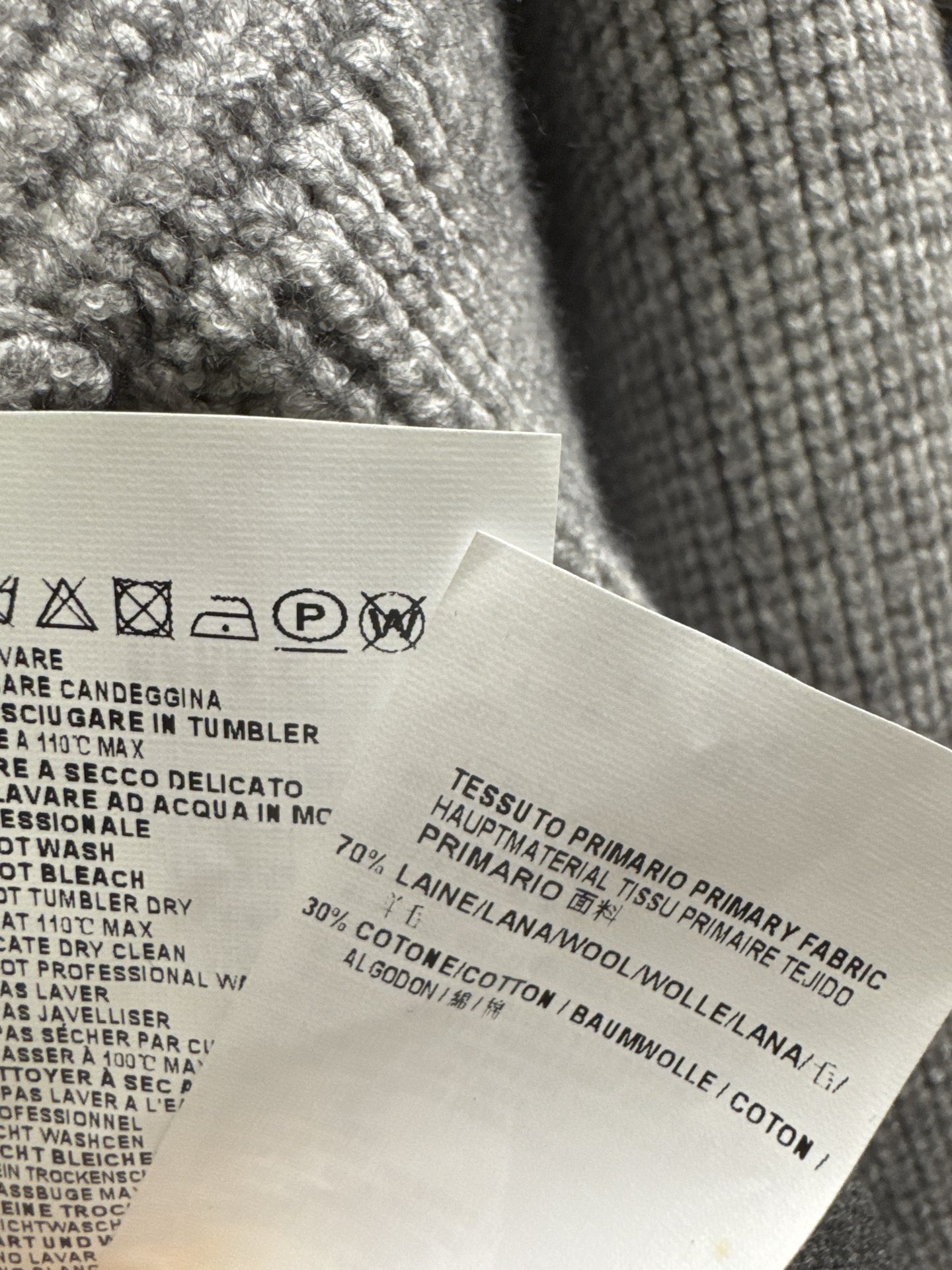 ✨✨✨玛吉拉✨✨✨2025秋冬新款 💫70%羊毛30%棉 保暖舒适两件套上衣！柔软亲肤的内搭背心搭配时尚