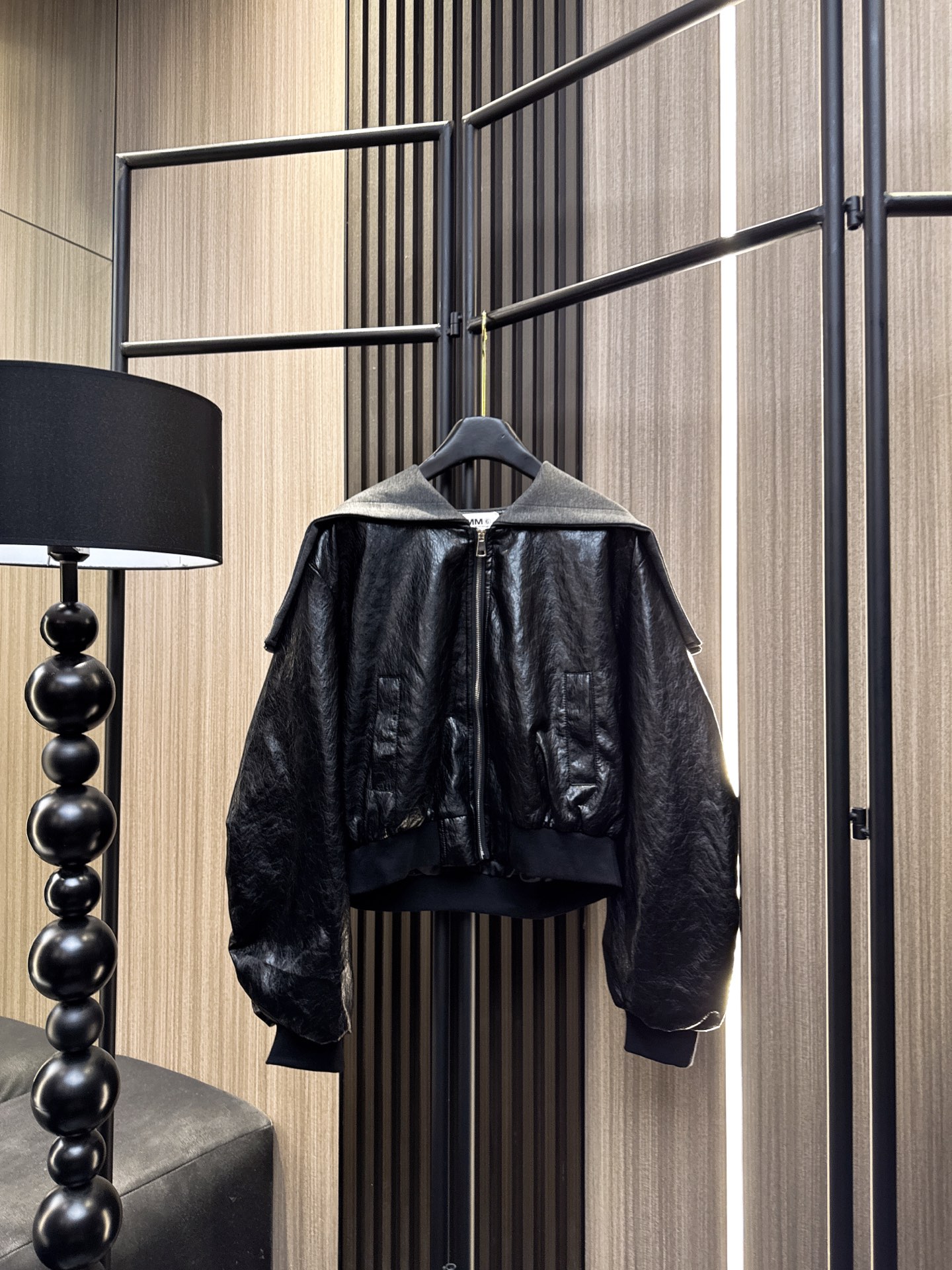 ✨✨✨MM6✨✨✨2025秋冬新款💫 【潮酷必备】🔥这款大翻领拉链帽外套采用独特油蜡蛋白皮质感，防风耐磨