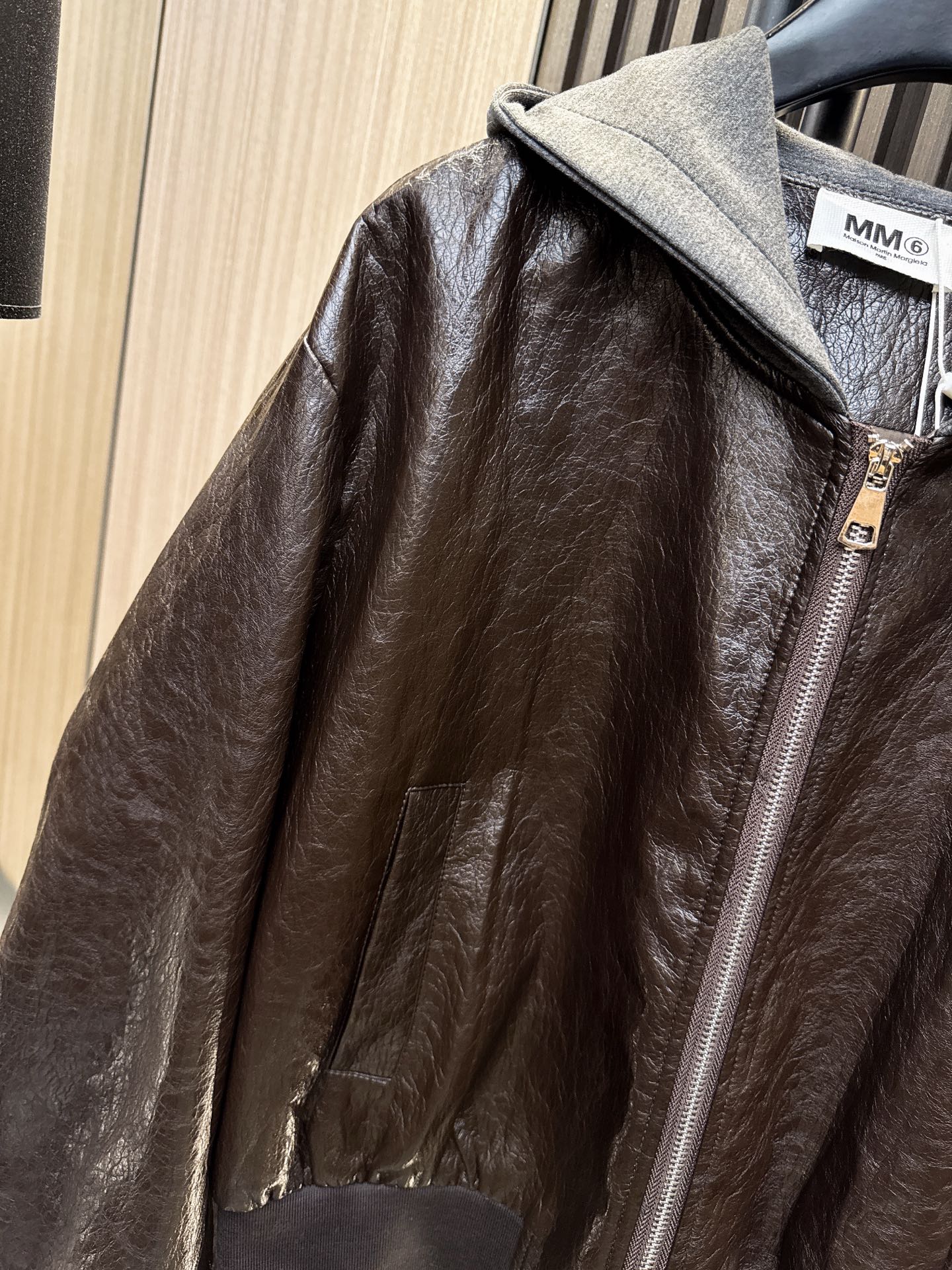 ✨✨✨MM6✨✨✨2025秋冬新款💫 【潮酷必备】🔥这款大翻领拉链帽外套采用独特油蜡蛋白皮质感，防风耐磨