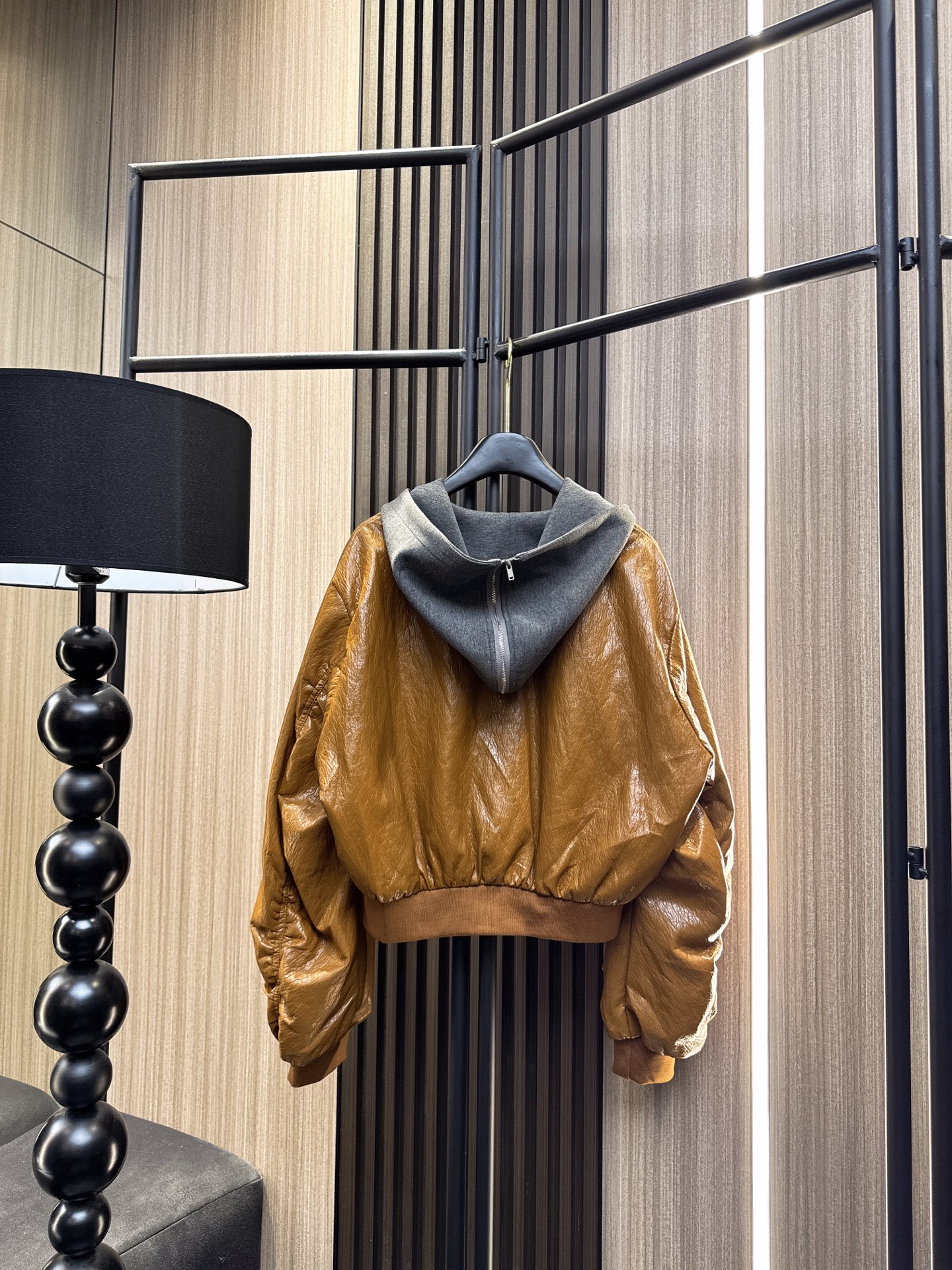 ✨✨✨MM6✨✨✨2025秋冬新款💫 【潮酷必备】🔥这款大翻领拉链帽外套采用独特油蜡蛋白皮质感，防风耐磨