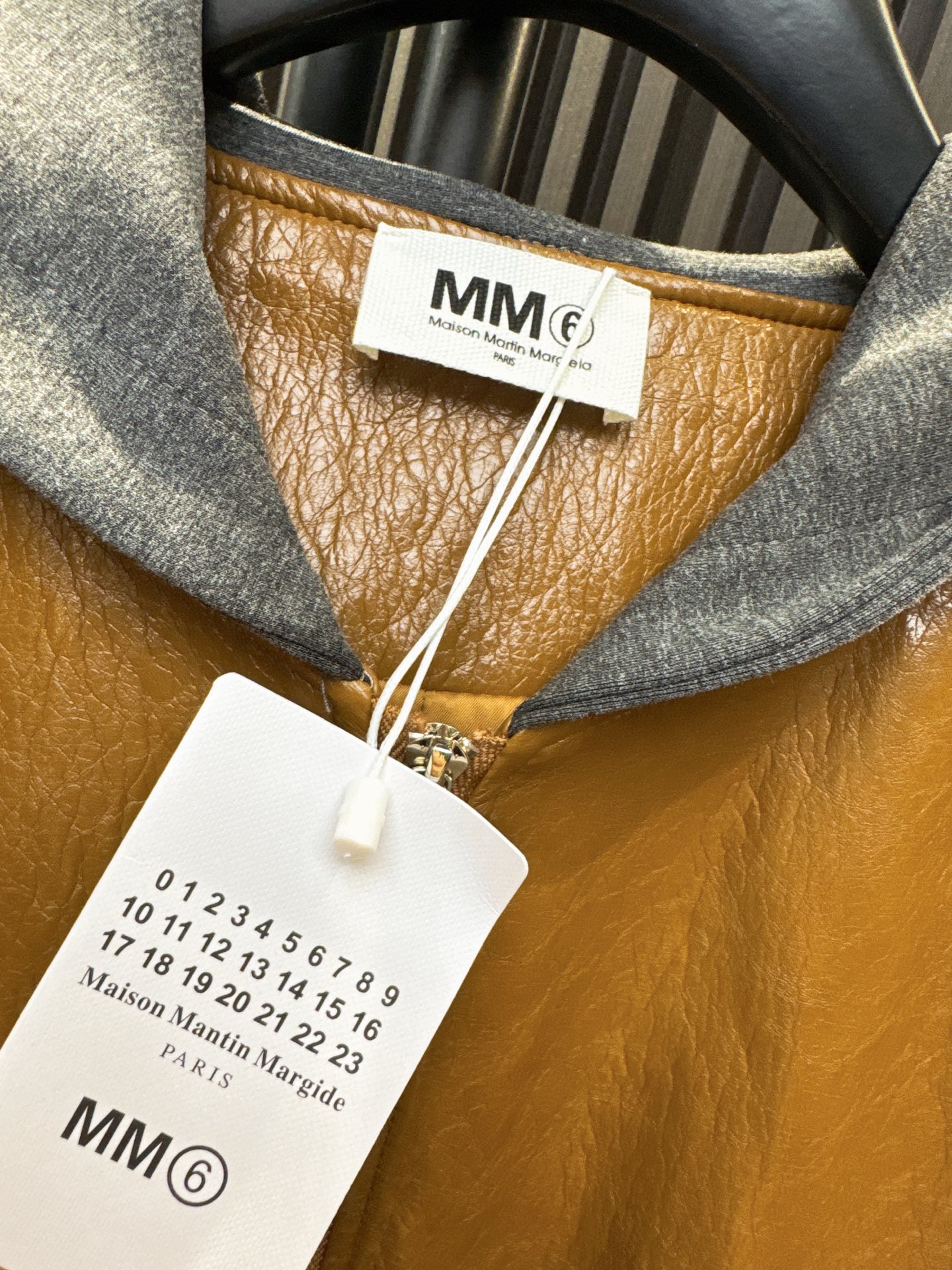 ✨✨✨MM6✨✨✨2025秋冬新款💫 【潮酷必备】🔥这款大翻领拉链帽外套采用独特油蜡蛋白皮质感，防风耐磨