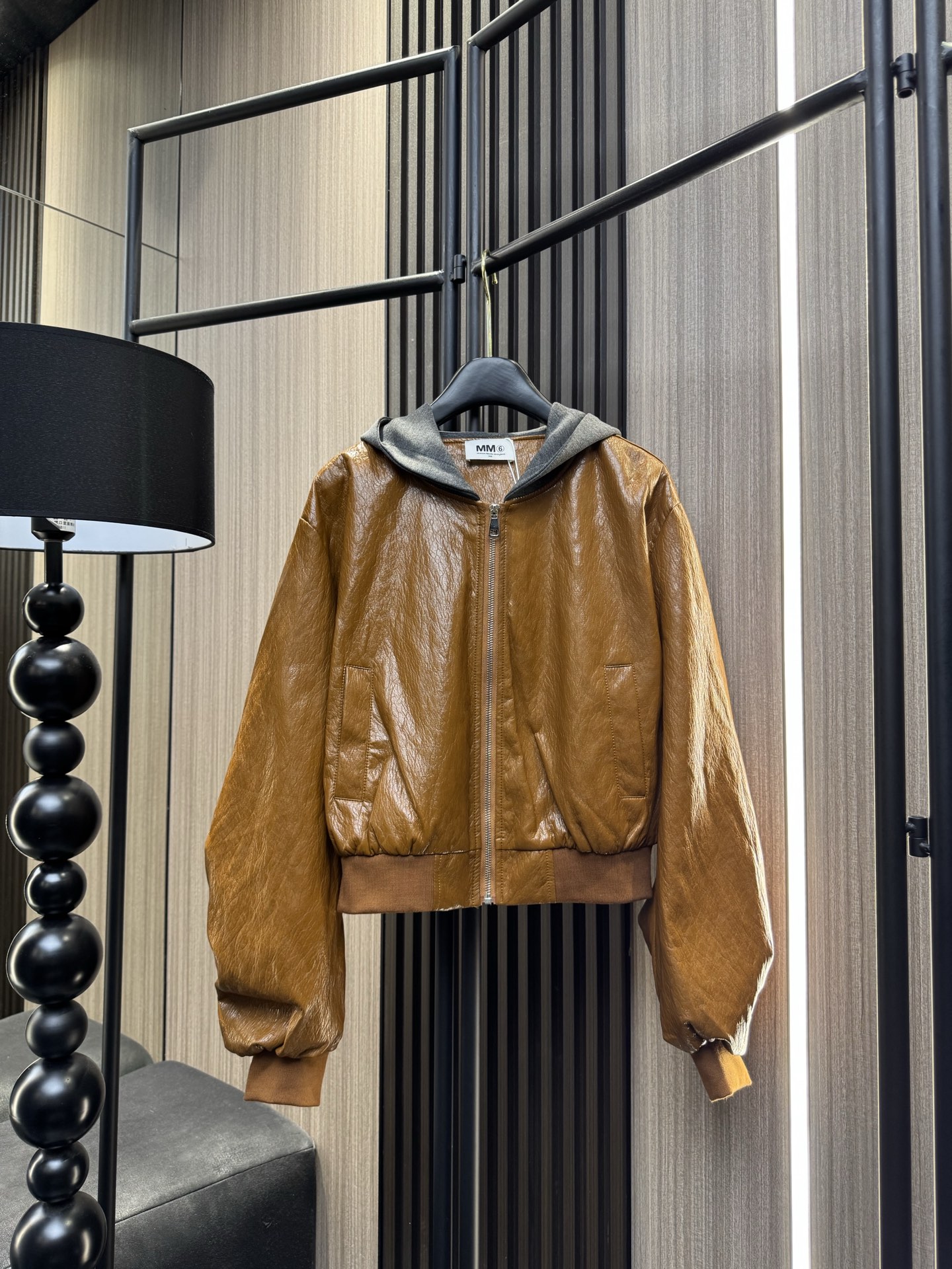 ✨✨✨MM6✨✨✨2025秋冬新款💫 【潮酷必备】🔥这款大翻领拉链帽外套采用独特油蜡蛋白皮质感，防风耐磨