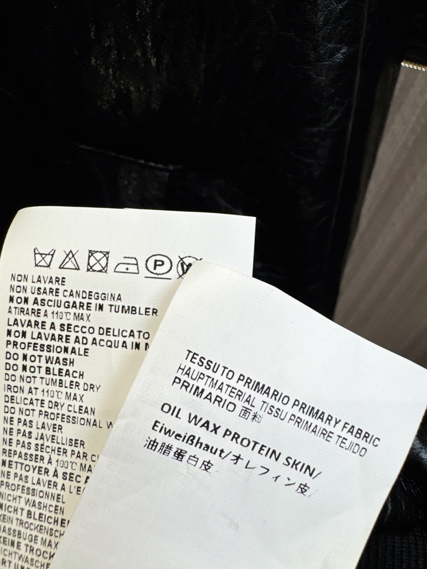 ✨✨✨MM6✨✨✨2025秋冬新款💫 【潮酷必备】🔥这款大翻领拉链帽外套采用独特油蜡蛋白皮质感，防风耐磨