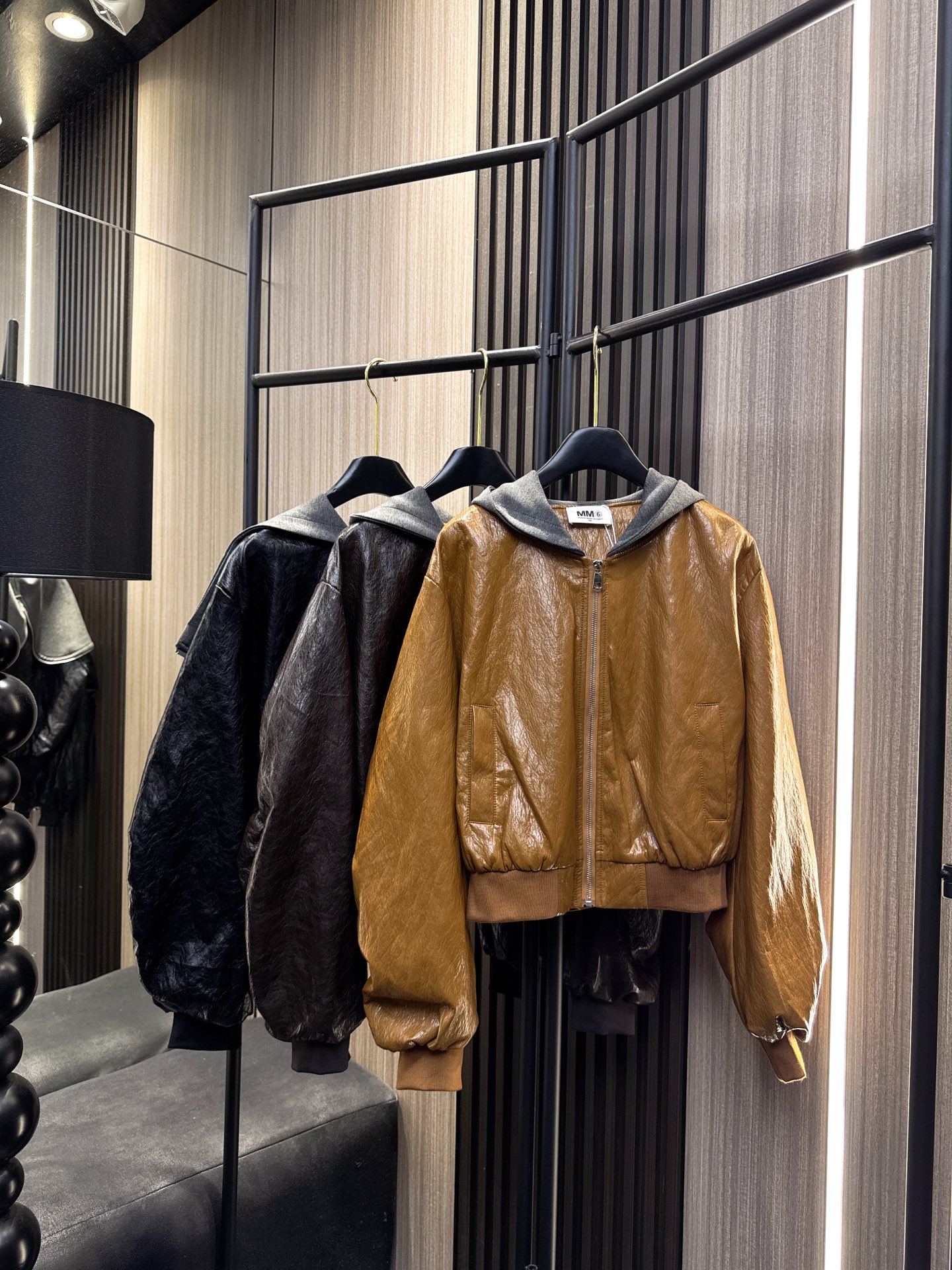 ✨✨✨MM6✨✨✨2025秋冬新款💫 【潮酷必备】🔥这款大翻领拉链帽外套采用独特油蜡蛋白皮质感，防风耐磨