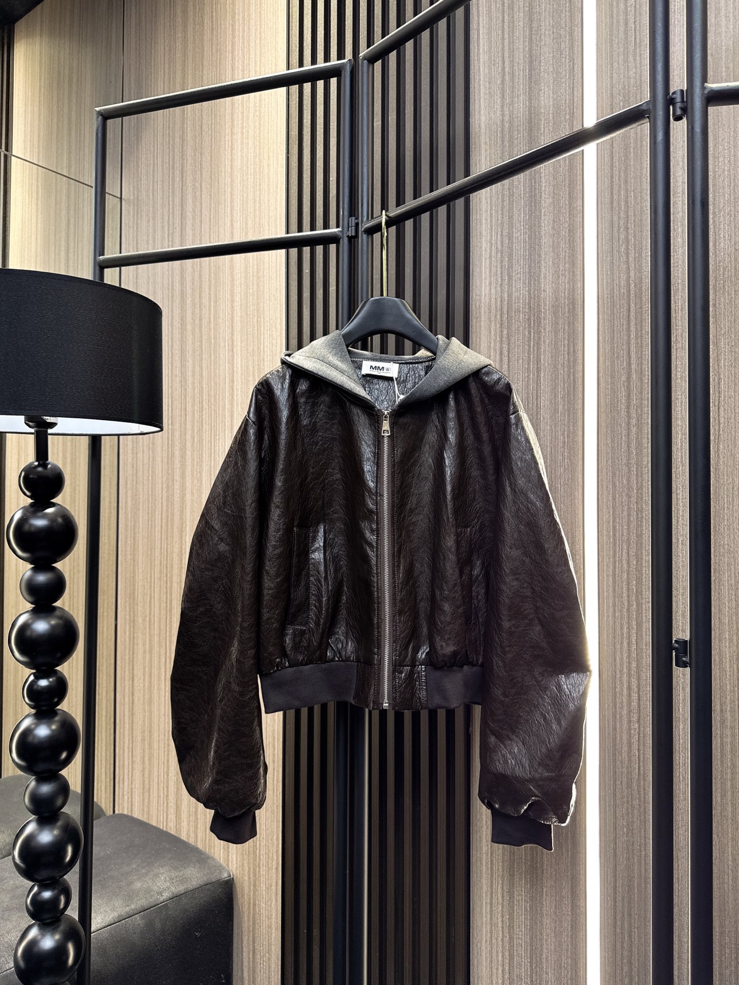 ✨✨✨MM6✨✨✨2025秋冬新款💫 【潮酷必备】🔥这款大翻领拉链帽外套采用独特油蜡蛋白皮质感，防风耐磨