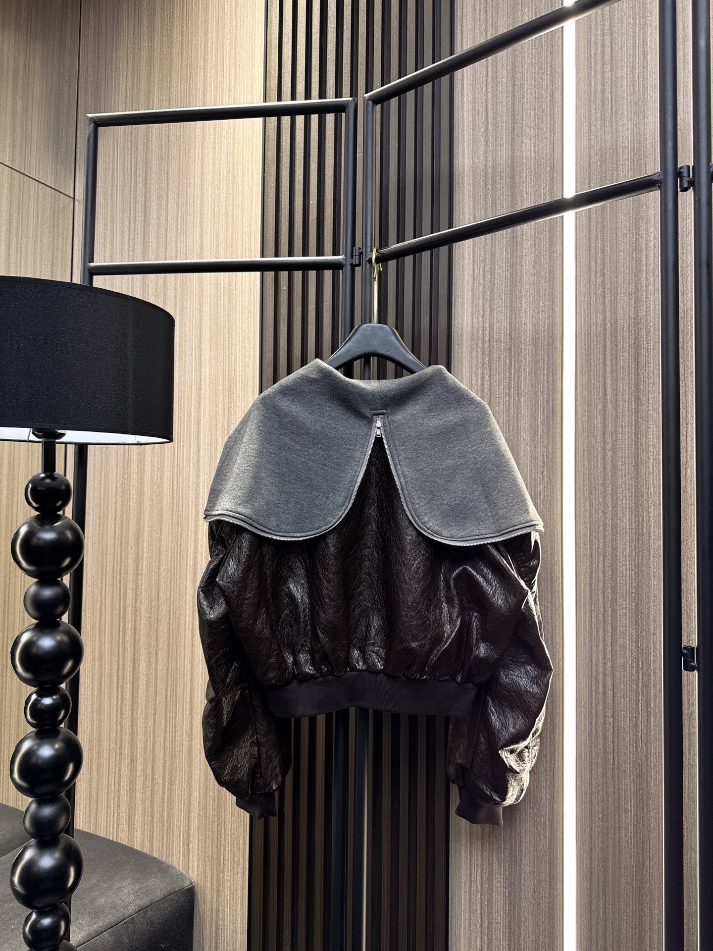 ✨✨✨MM6✨✨✨2025秋冬新款💫 【潮酷必备】🔥这款大翻领拉链帽外套采用独特油蜡蛋白皮质感，防风耐磨