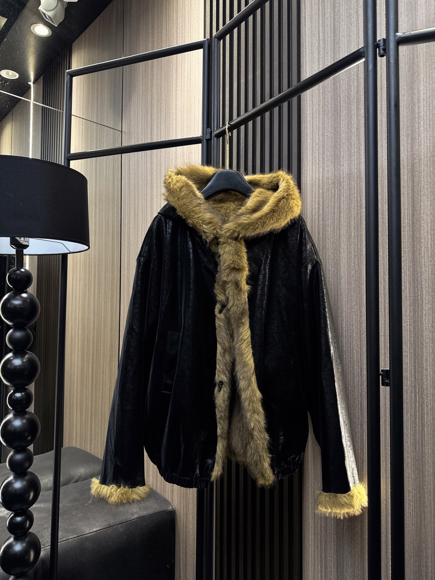 ✨✨✨LOEWE✨✨✨2025秋冬新款💫 蛋白皮×毛绒双面可穿连帽外套，解锁秋冬高级玩法！一面是质感蛋白