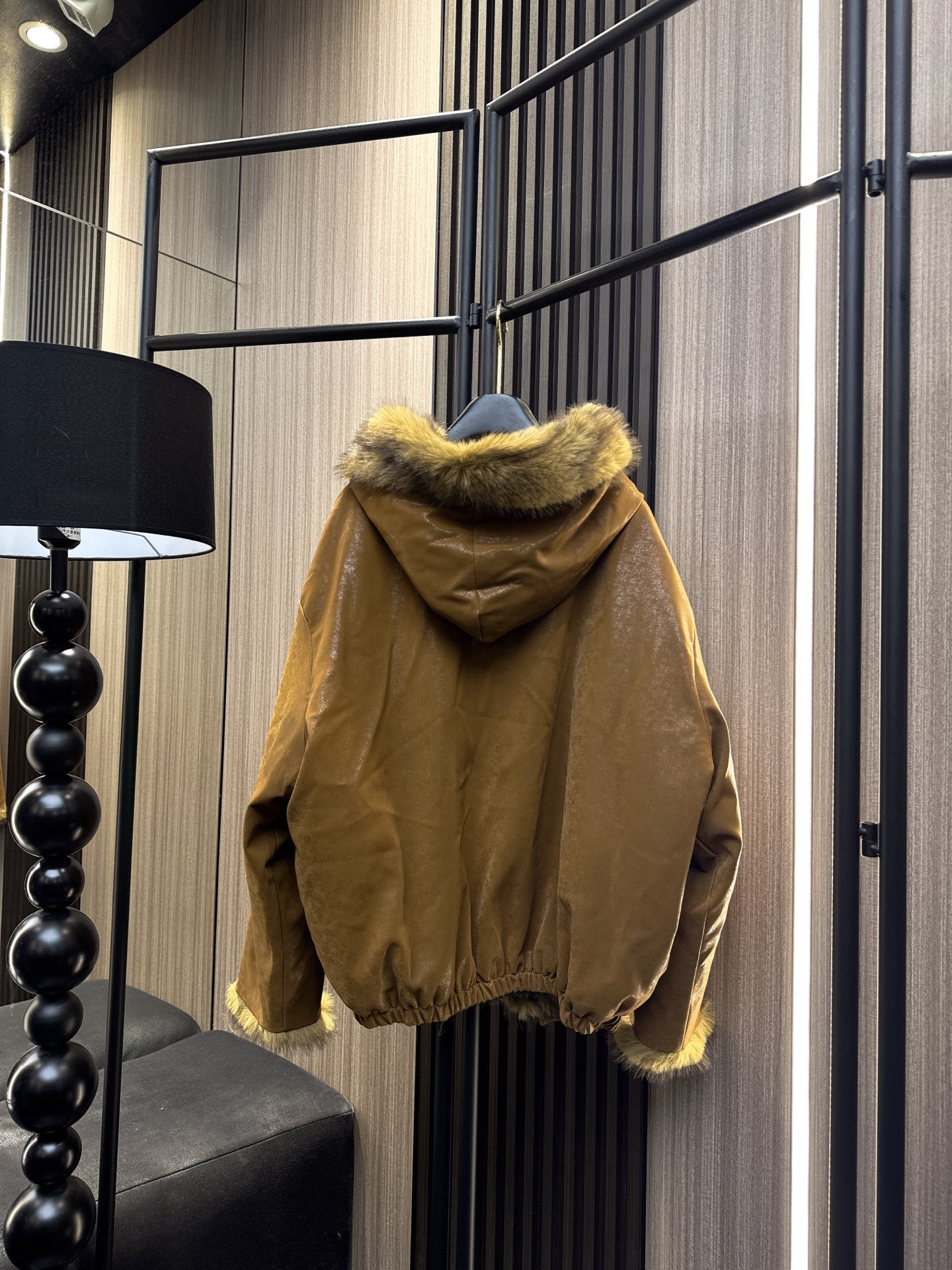 ✨✨✨LOEWE✨✨✨2025秋冬新款💫 蛋白皮×毛绒双面可穿连帽外套，解锁秋冬高级玩法！一面是质感蛋白