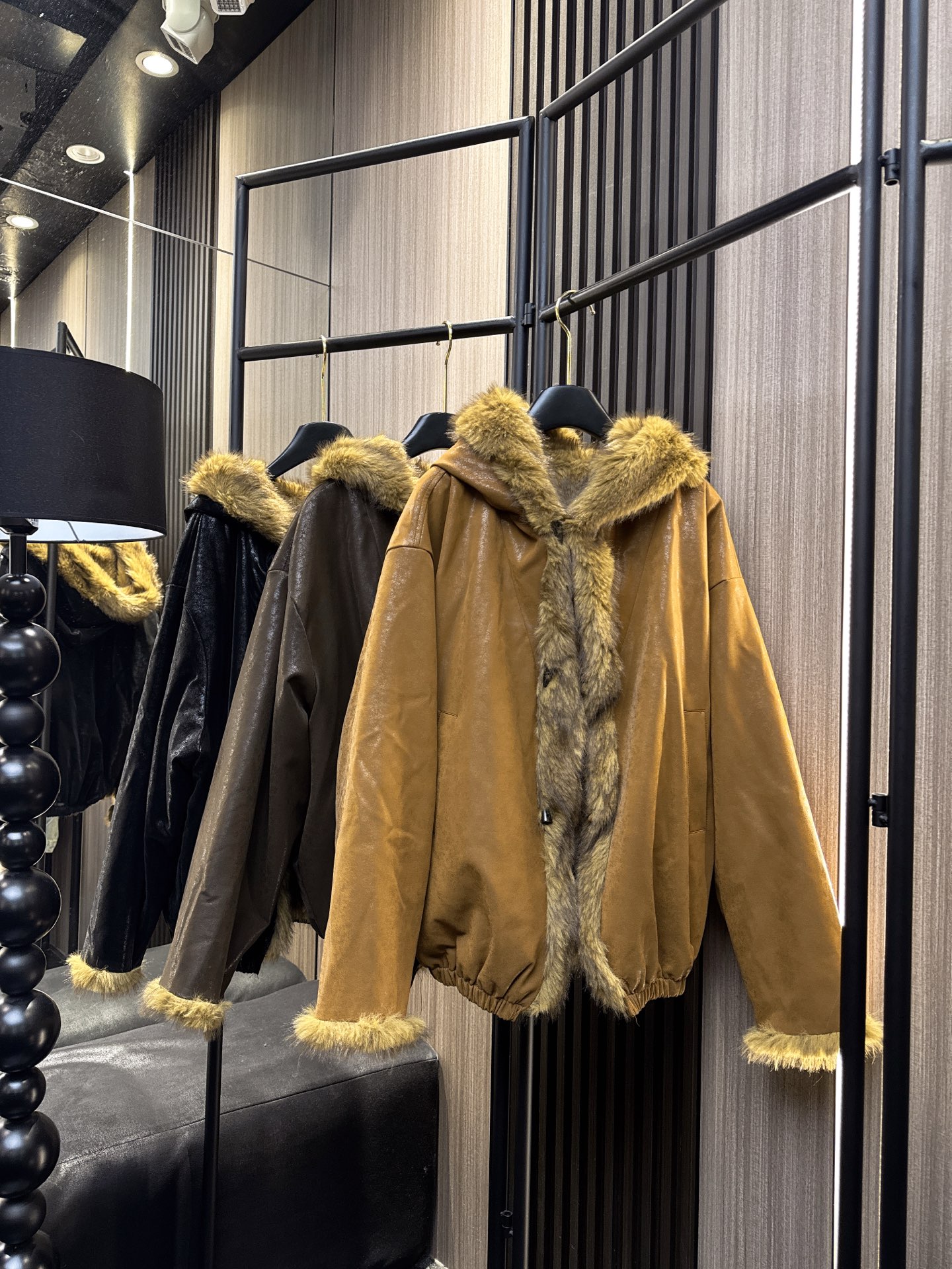 ✨✨✨LOEWE✨✨✨2025秋冬新款💫 蛋白皮×毛绒双面可穿连帽外套，解锁秋冬高级玩法！一面是质感蛋白