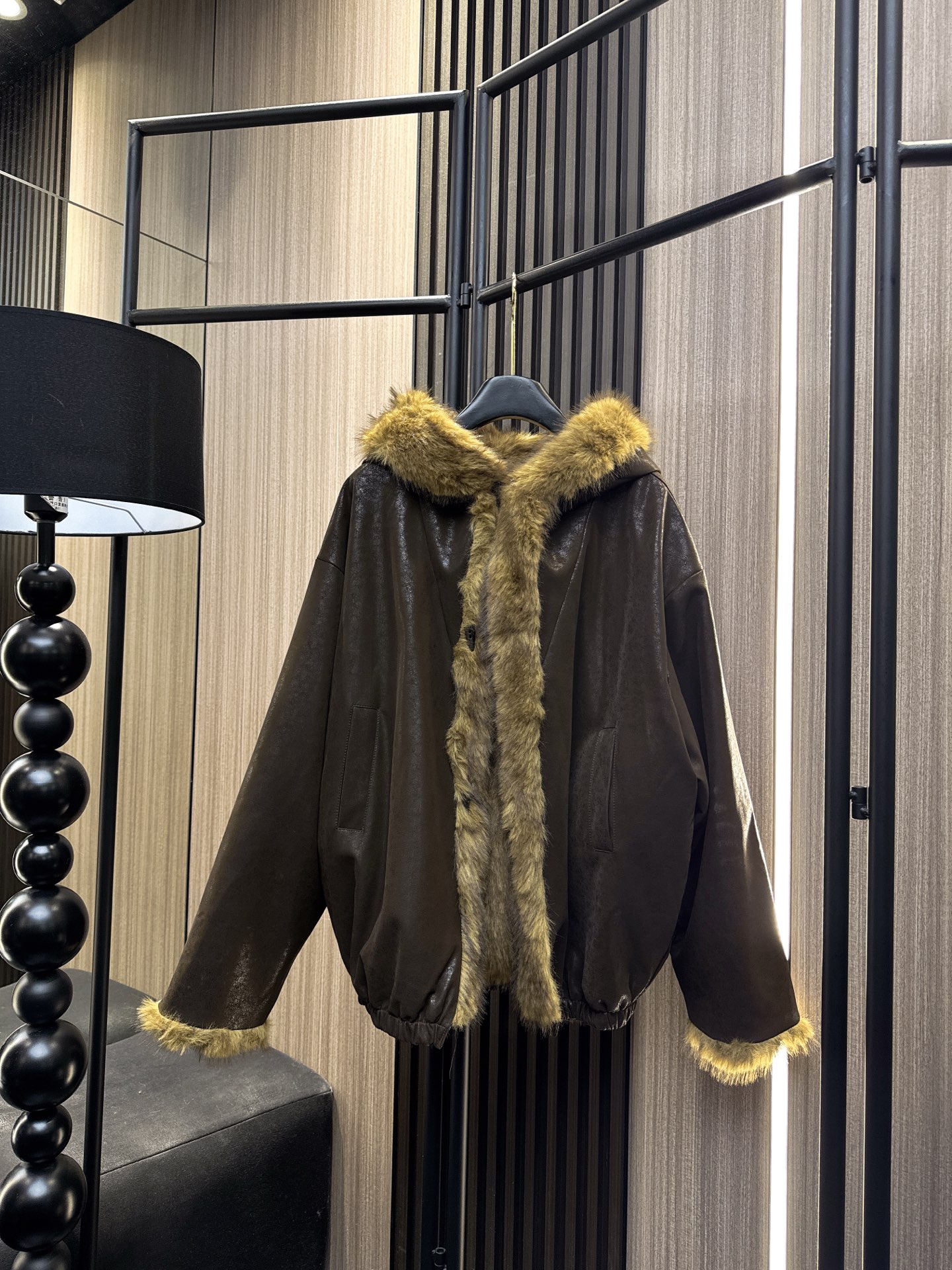 ✨✨✨LOEWE✨✨✨2025秋冬新款💫 蛋白皮×毛绒双面可穿连帽外套，解锁秋冬高级玩法！一面是质感蛋白