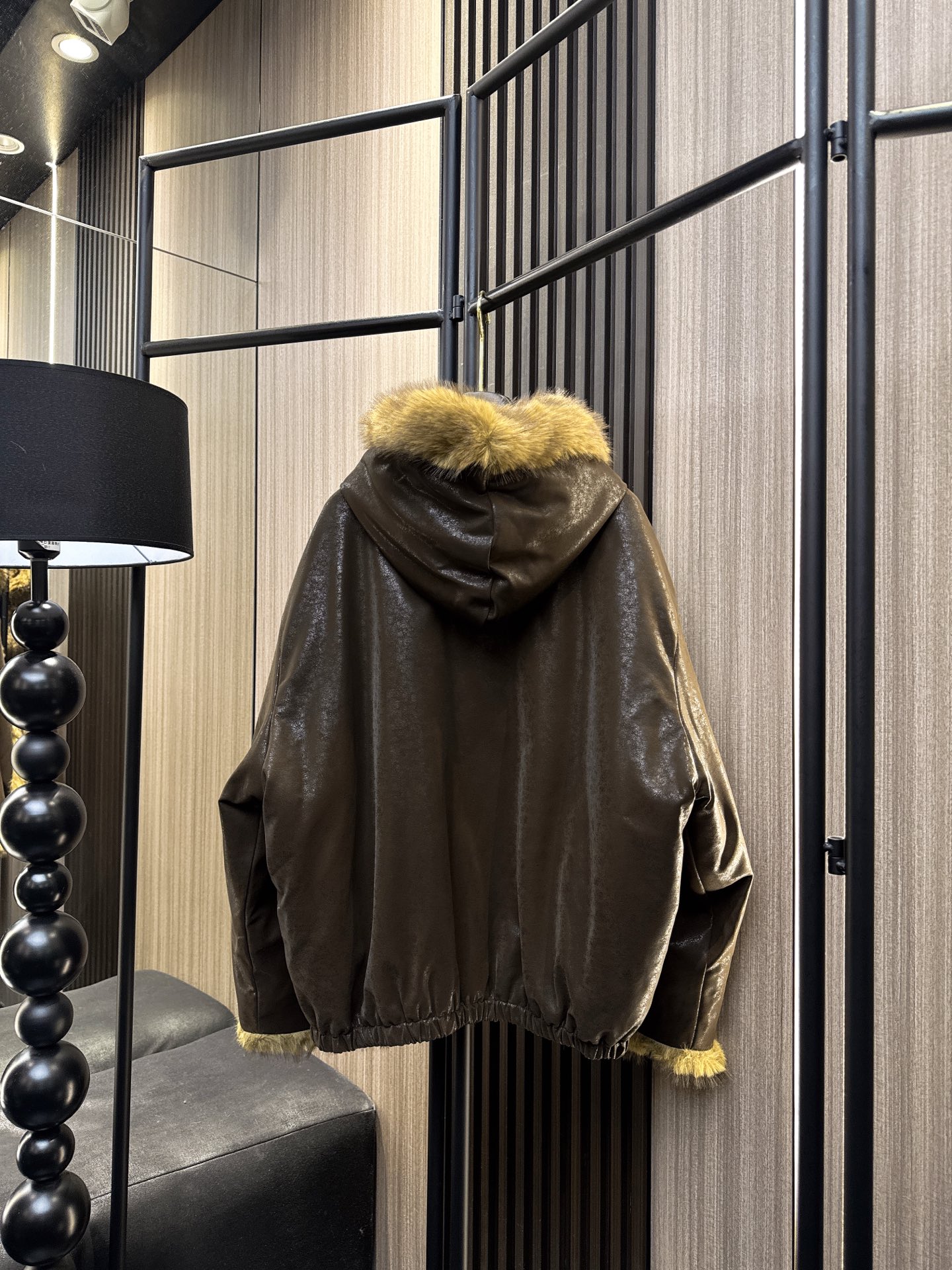 ✨✨✨LOEWE✨✨✨2025秋冬新款💫 蛋白皮×毛绒双面可穿连帽外套，解锁秋冬高级玩法！一面是质感蛋白
