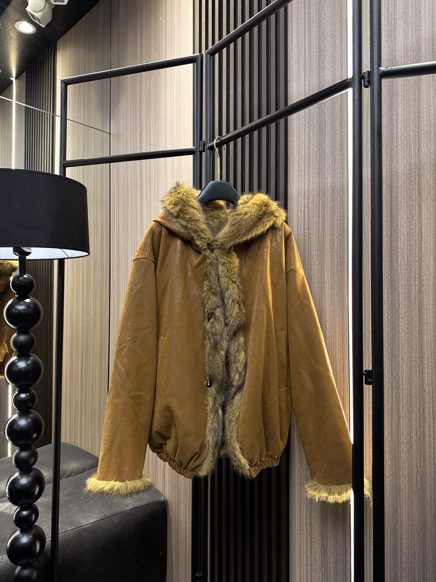 ✨✨✨LOEWE✨✨✨2025秋冬新款💫 蛋白皮×毛绒双面可穿连帽外套，解锁秋冬高级玩法！一面是质感蛋白