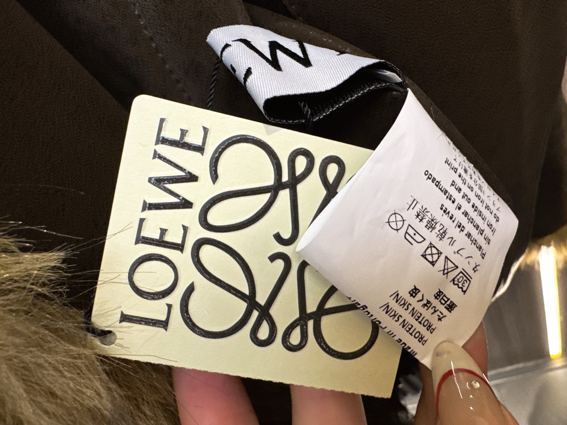 ✨✨✨LOEWE✨✨✨2025秋冬新款💫 蛋白皮×毛绒双面可穿连帽外套，解锁秋冬高级玩法！一面是质感蛋白