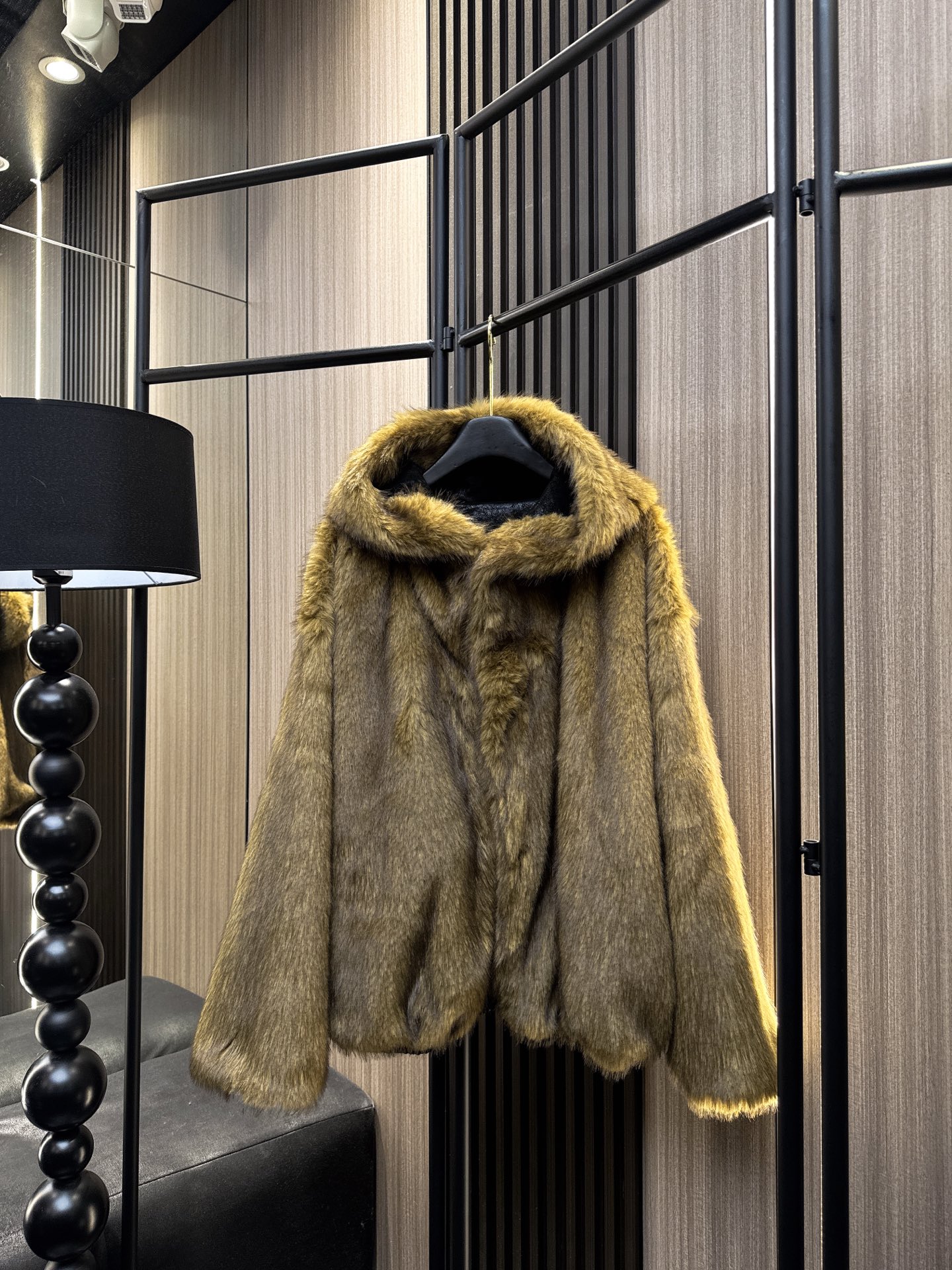 ✨✨✨LOEWE✨✨✨2025秋冬新款💫 蛋白皮×毛绒双面可穿连帽外套，解锁秋冬高级玩法！一面是质感蛋白