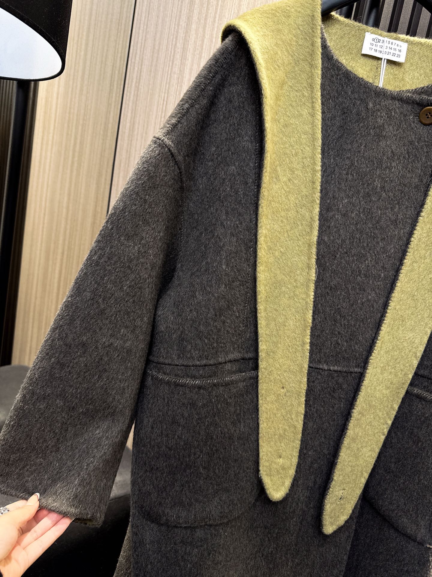 ✨✨✨玛吉拉✨✨✨2025秋冬新款💫 玛吉拉新款双面羊绒外套，优雅圆领设计搭配可拆卸披巾连帽，中长款剪裁
