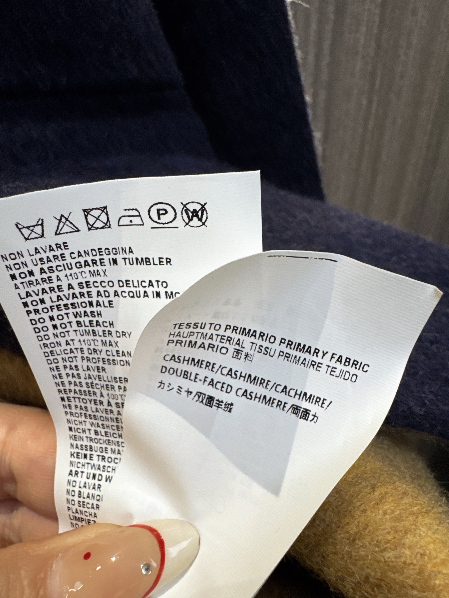 ✨✨✨玛吉拉✨✨✨2025秋冬新款💫 玛吉拉新款双面羊绒外套，优雅圆领设计搭配可拆卸披巾连帽，中长款剪裁