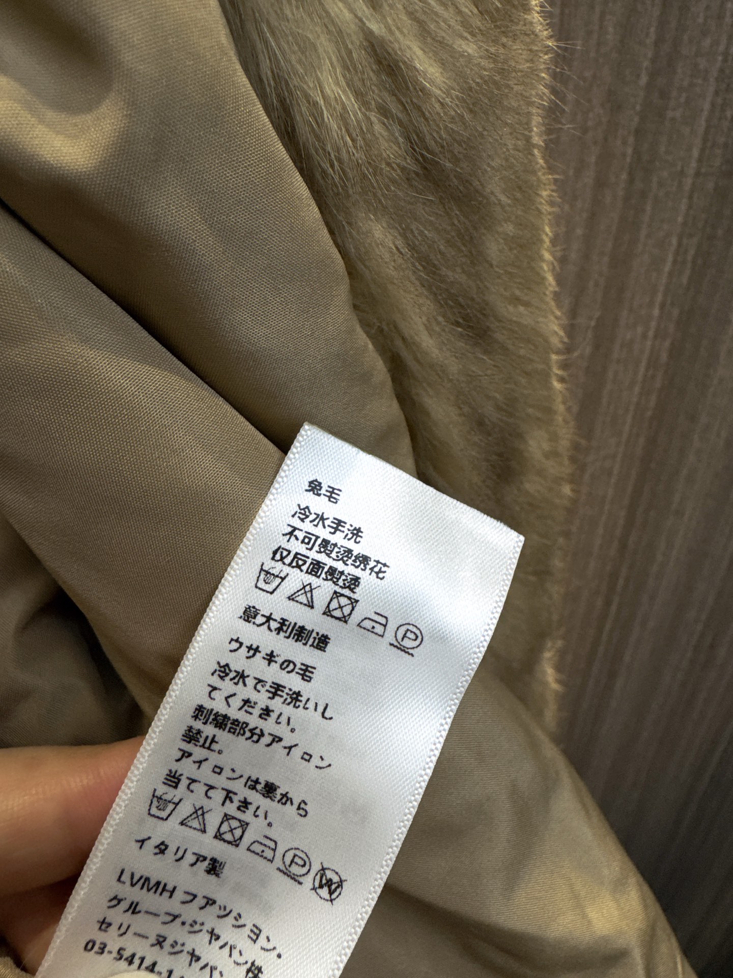 ✨✨✨CELINE✨✨✨2025秋冬新款💫 冬日暖绒の温柔暴击！精选兔毛面料，V领暗扣设计显瘦不挑人，长
