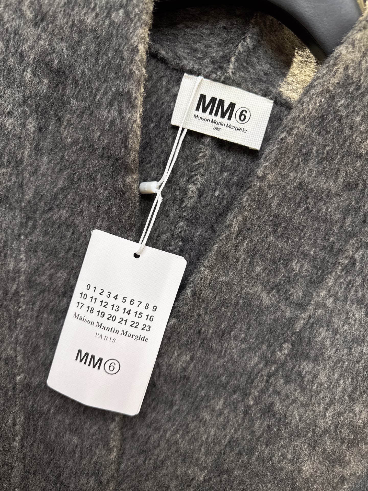 ✨✨✨MM6✨✨✨2025秋冬新款💫 100%纯羊毛双面呢V领外套，轻松驾驭优雅与温暖！精选优质羊毛，轻