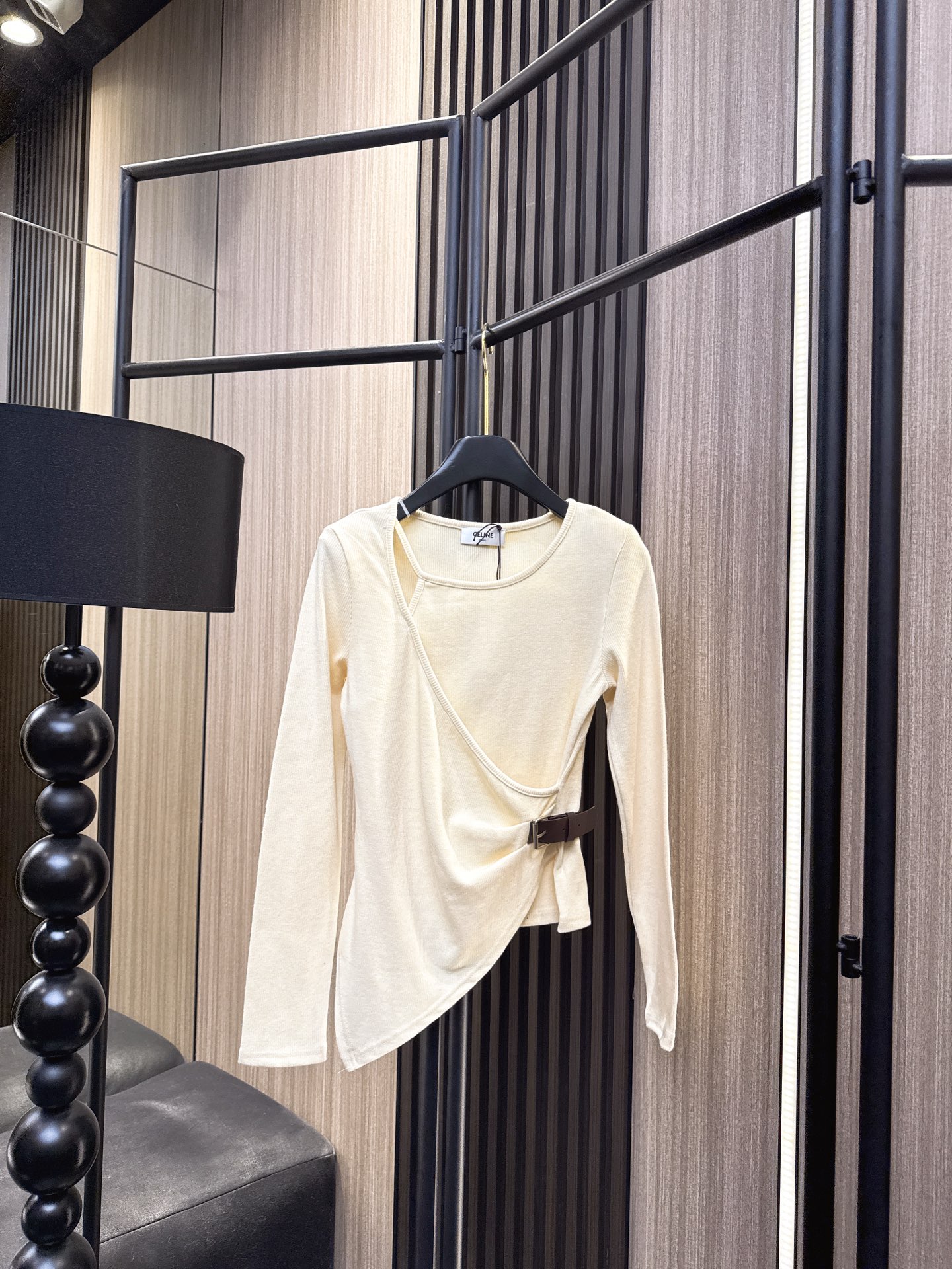 ✨✨✨Celine✨✨✨2025秋冬新款💫 优雅与舒适并存！10%羊绒90%棉单边吊带假两件上衣，采用斜