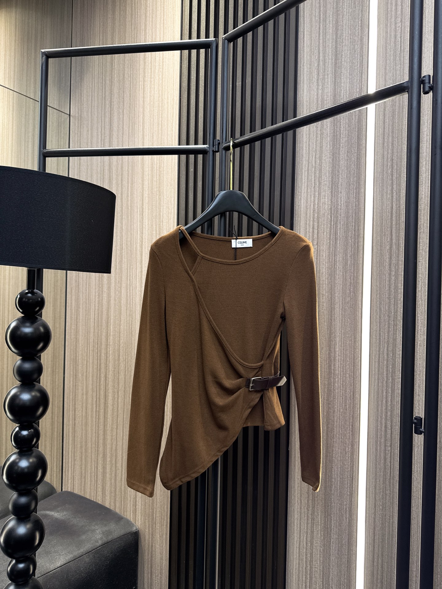 ✨✨✨Celine✨✨✨2025秋冬新款💫 优雅与舒适并存！10%羊绒90%棉单边吊带假两件上衣，采用斜