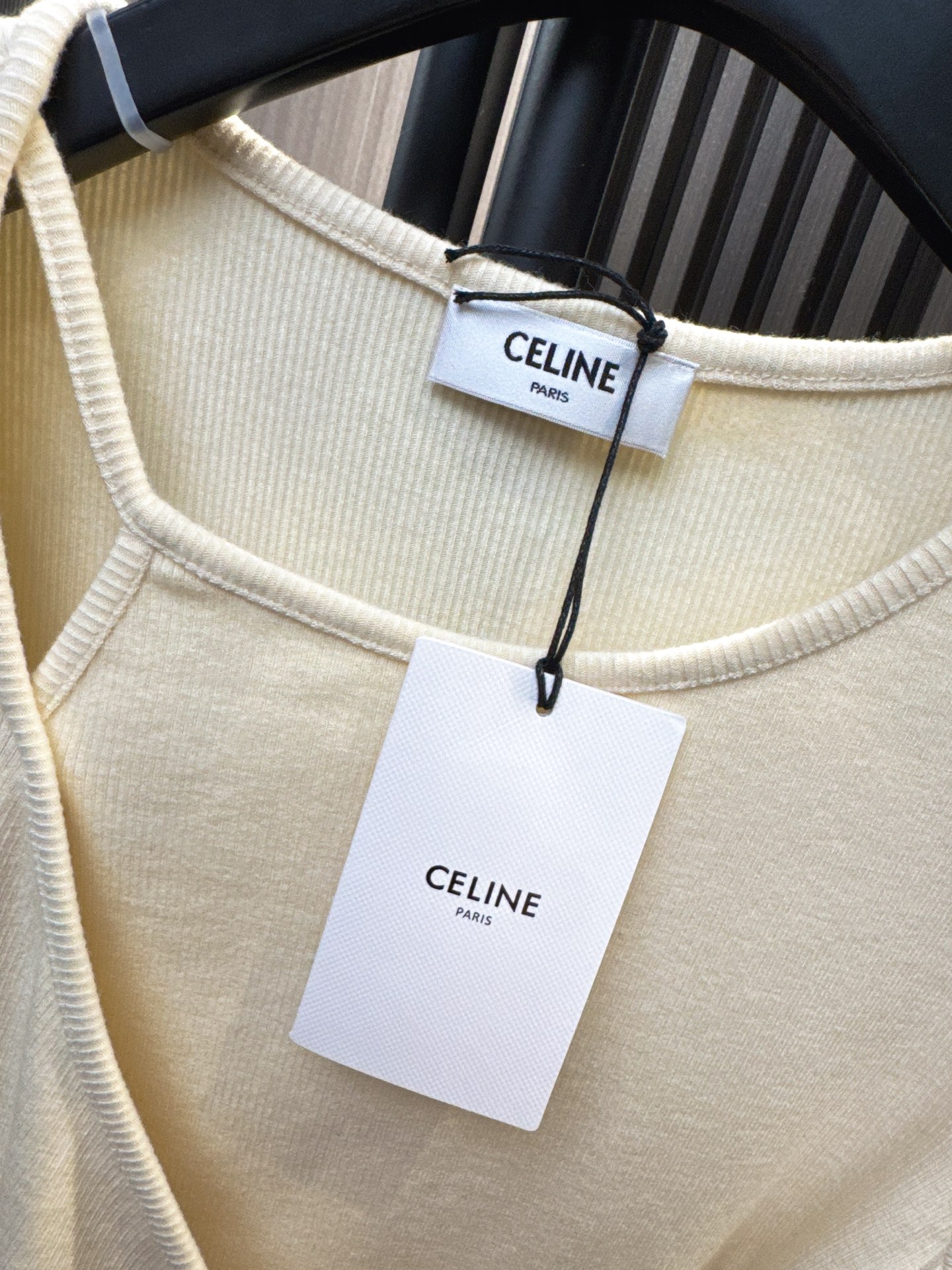✨✨✨Celine✨✨✨2025秋冬新款💫 优雅与舒适并存！10%羊绒90%棉单边吊带假两件上衣，采用斜
