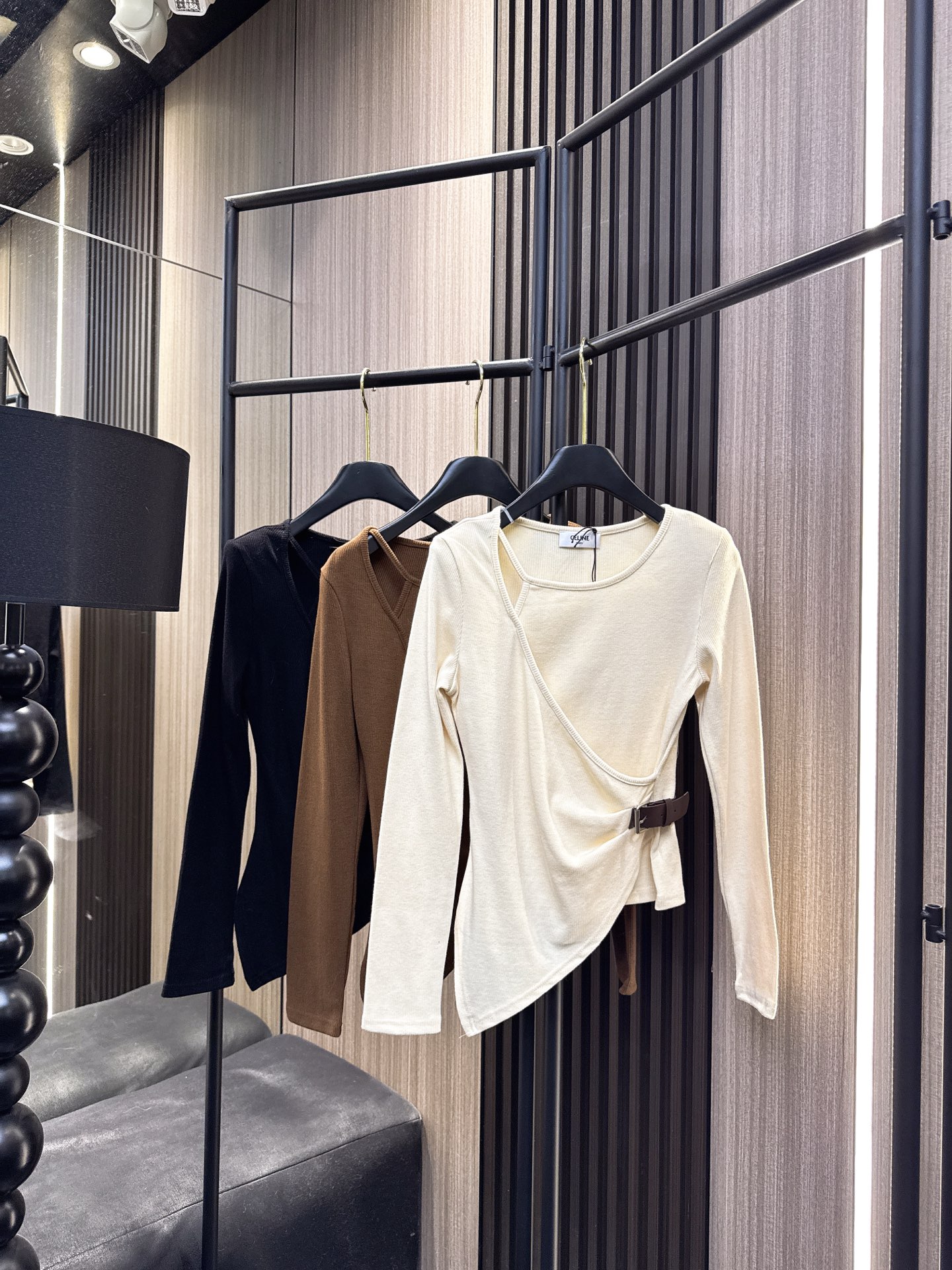 ✨✨✨Celine✨✨✨2025秋冬新款💫 优雅与舒适并存！10%羊绒90%棉单边吊带假两件上衣，采用斜