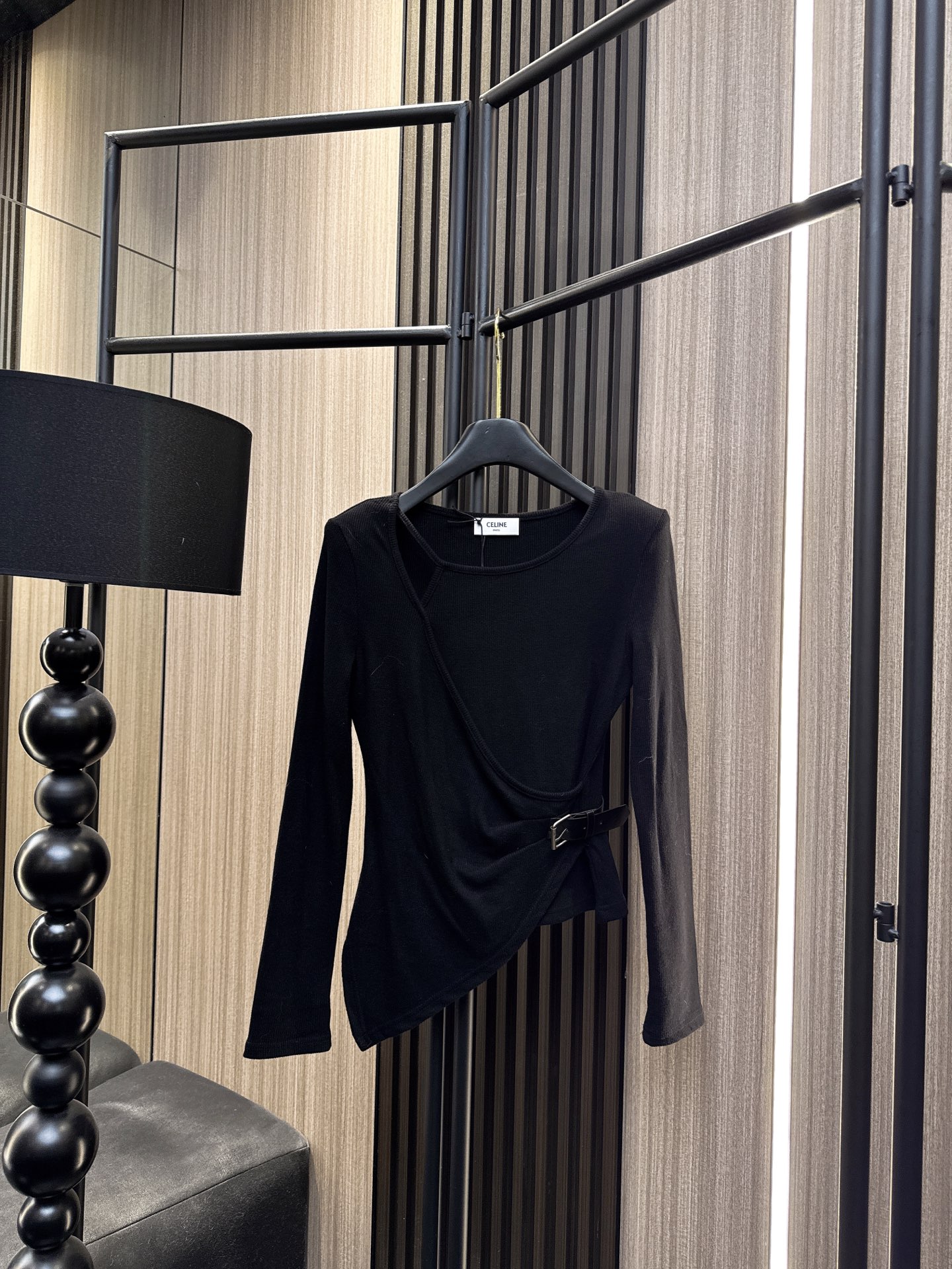 ✨✨✨Celine✨✨✨2025秋冬新款💫 优雅与舒适并存！10%羊绒90%棉单边吊带假两件上衣，采用斜