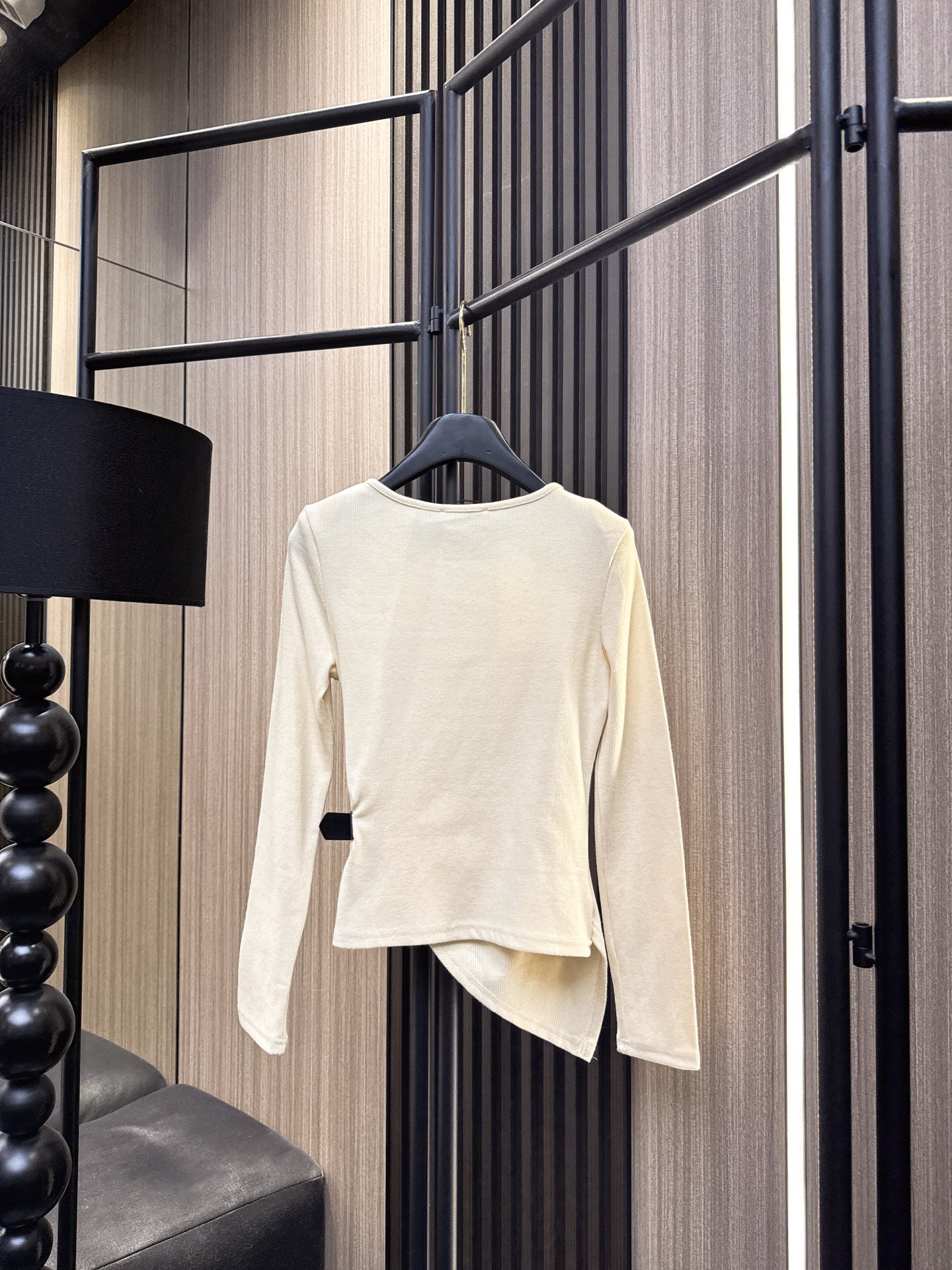 ✨✨✨Celine✨✨✨2025秋冬新款💫 优雅与舒适并存！10%羊绒90%棉单边吊带假两件上衣，采用斜