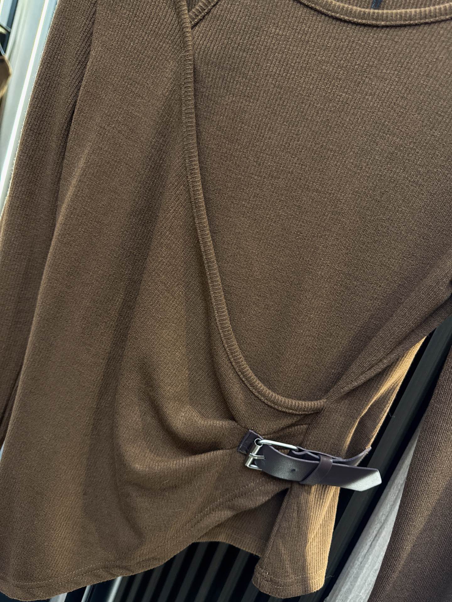 ✨✨✨Celine✨✨✨2025秋冬新款💫 优雅与舒适并存！10%羊绒90%棉单边吊带假两件上衣，采用斜