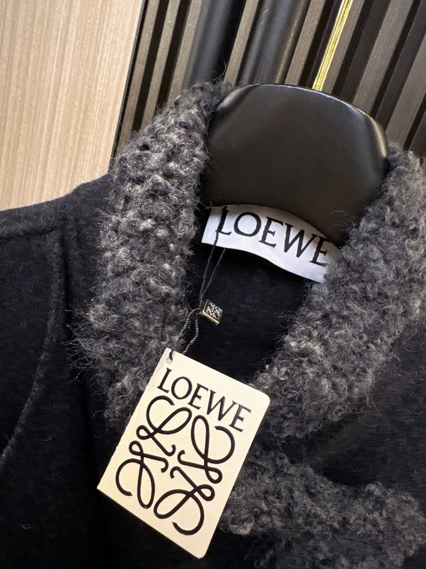 ✨✨✨LOEWE✨✨✨2025秋冬新款💫 今季重磅推荐！双面羊毛双层斜领拼接外套，高端品质亲民价！精选羊