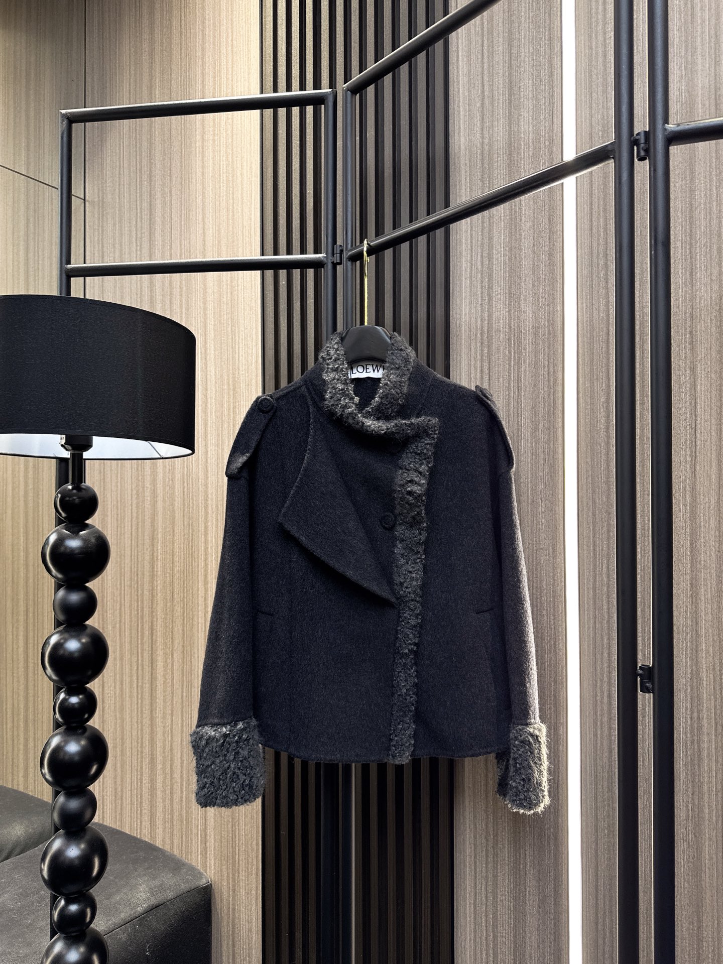 ✨✨✨LOEWE✨✨✨2025秋冬新款💫 今季重磅推荐！双面羊毛双层斜领拼接外套，高端品质亲民价！精选羊