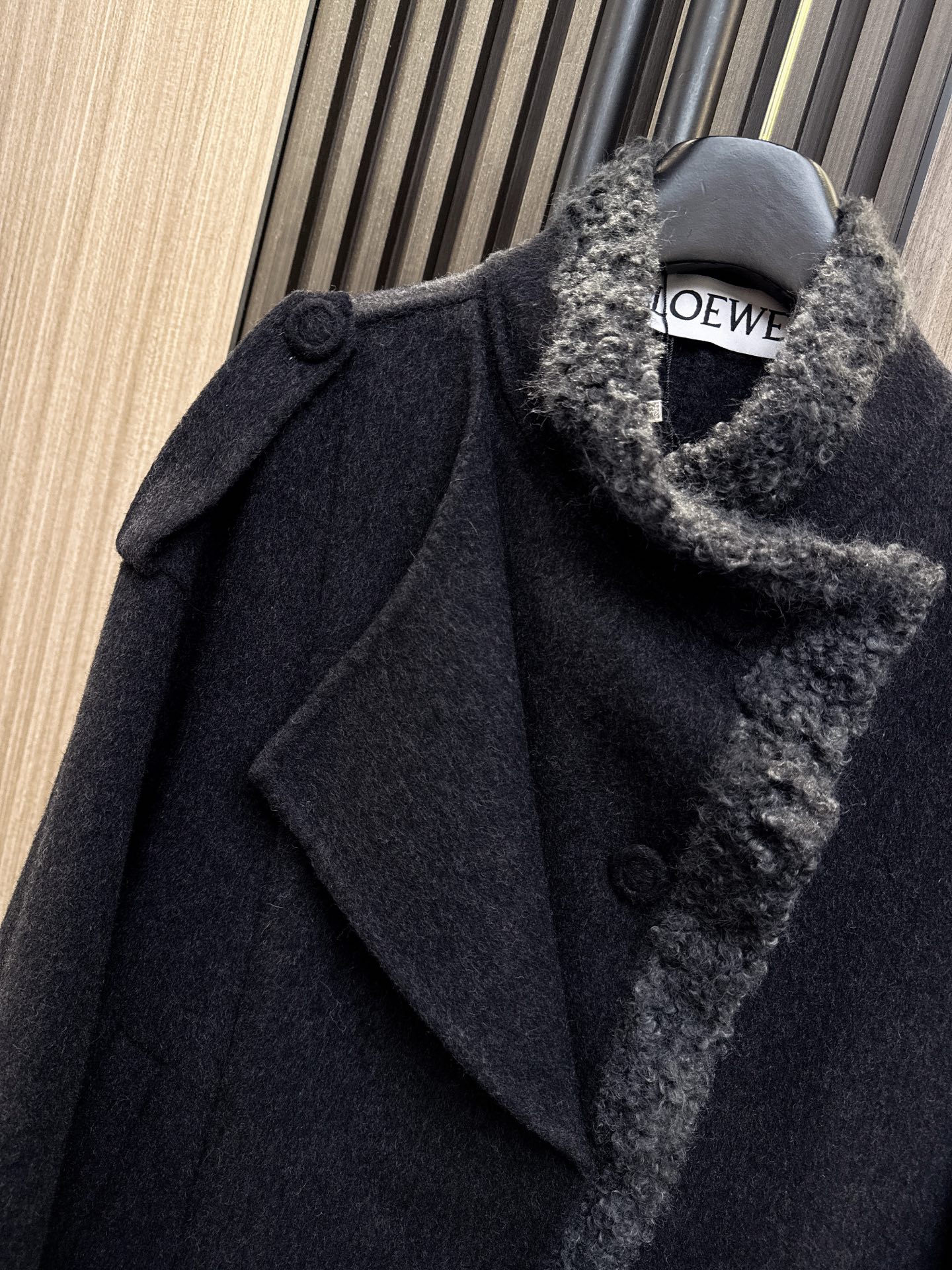 ✨✨✨LOEWE✨✨✨2025秋冬新款💫 今季重磅推荐！双面羊毛双层斜领拼接外套，高端品质亲民价！精选羊