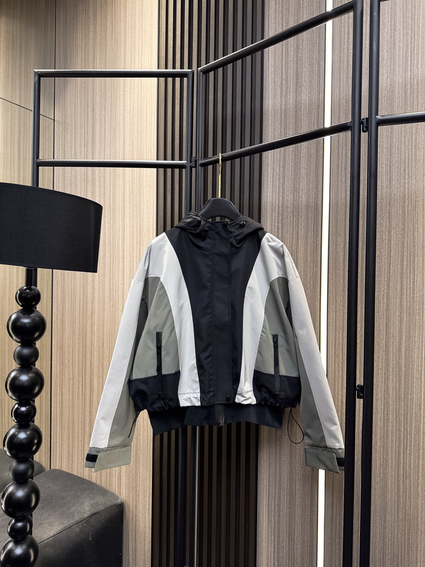 ✨✨✨Sacai✨✨✨2025秋冬新款💫 【新品来袭】sacai灵感撞色拼接外套，用大胆色彩诠释时尚态度