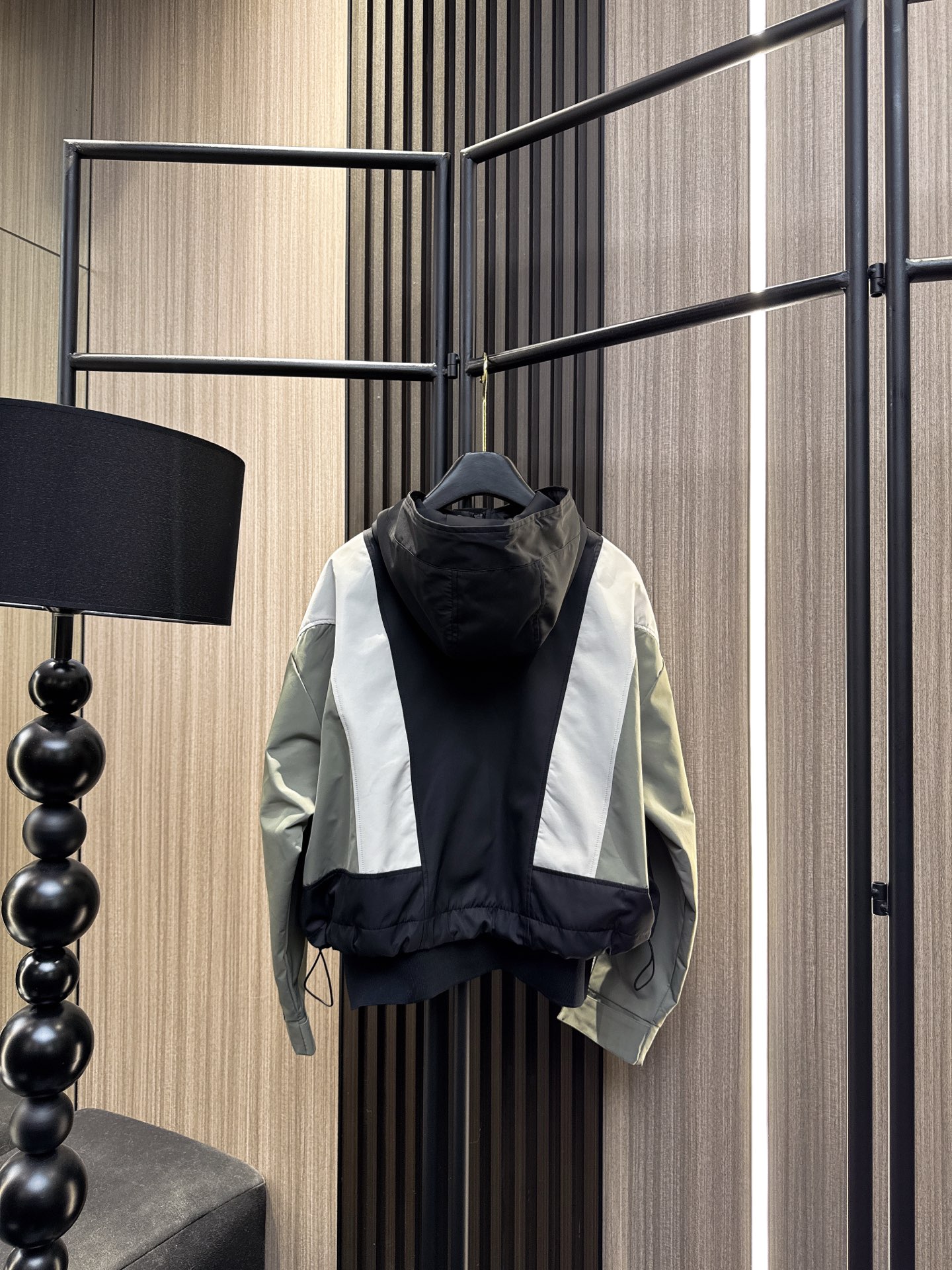 ✨✨✨Sacai✨✨✨2025秋冬新款💫 【新品来袭】sacai灵感撞色拼接外套，用大胆色彩诠释时尚态度