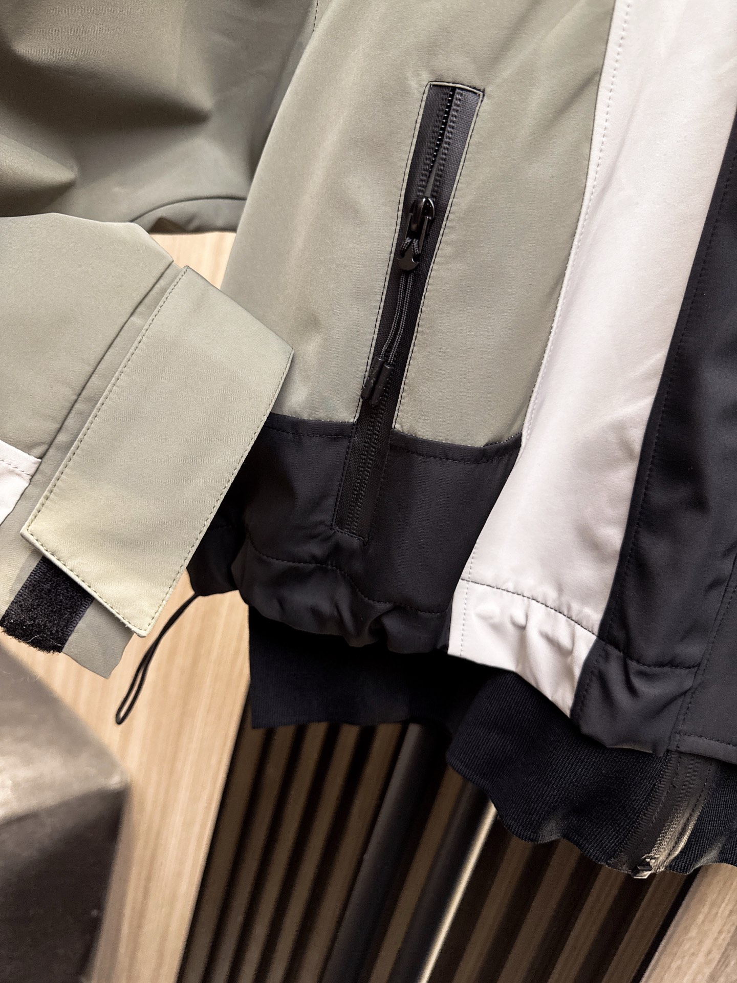 ✨✨✨Sacai✨✨✨2025秋冬新款💫 【新品来袭】sacai灵感撞色拼接外套，用大胆色彩诠释时尚态度