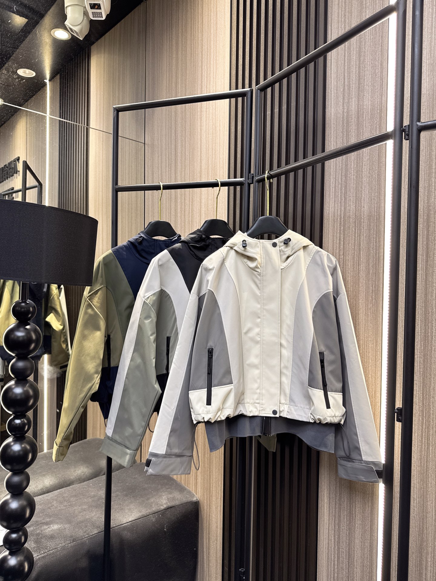 ✨✨✨Sacai✨✨✨2025秋冬新款💫 【新品来袭】sacai灵感撞色拼接外套，用大胆色彩诠释时尚态度