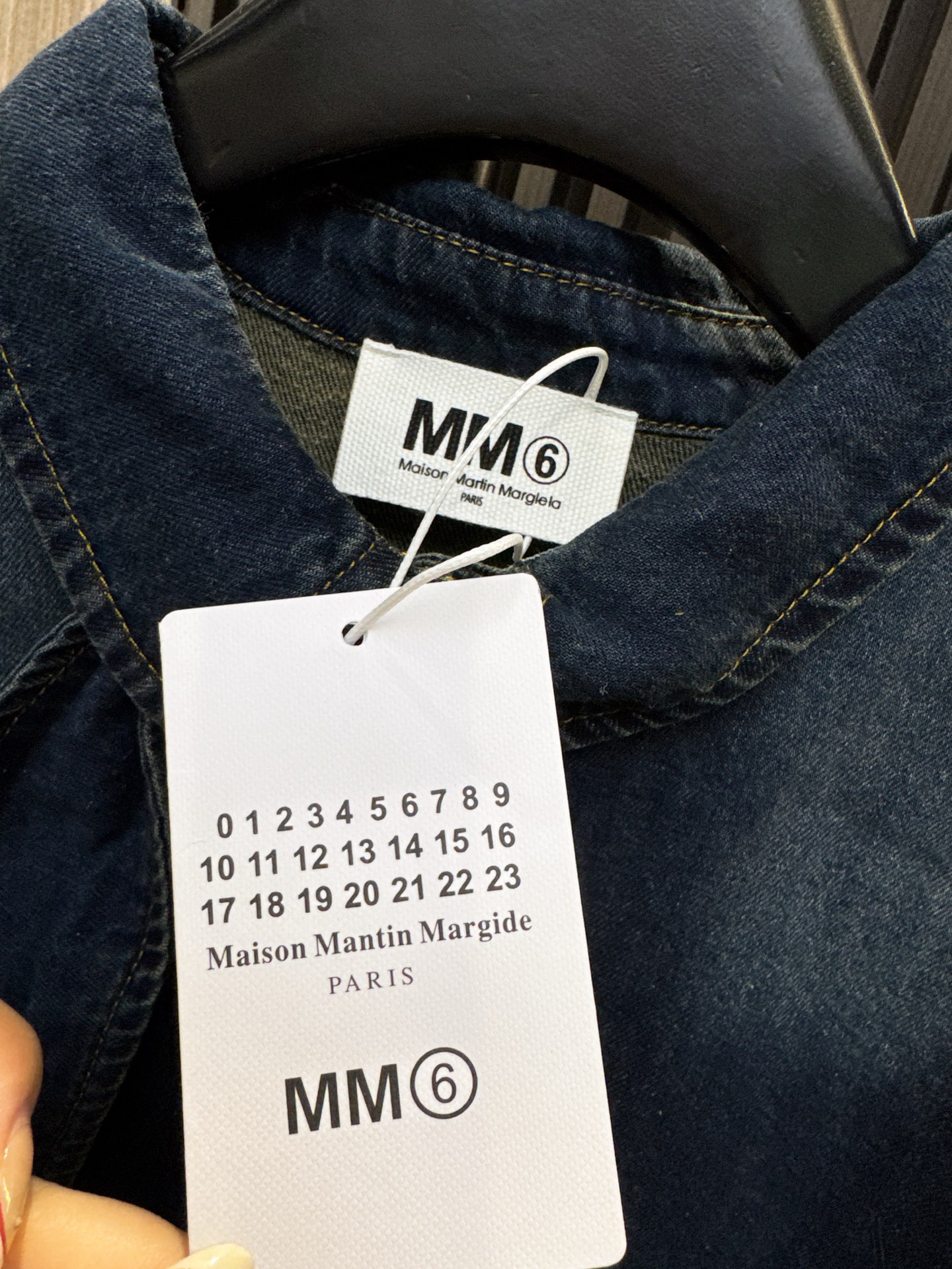 ✨✨✨MM6✨✨✨2026早春新款💫 翻领领带一体牛仔上衣，时尚女孩必备！独特翻领设计融合率性领带元素，