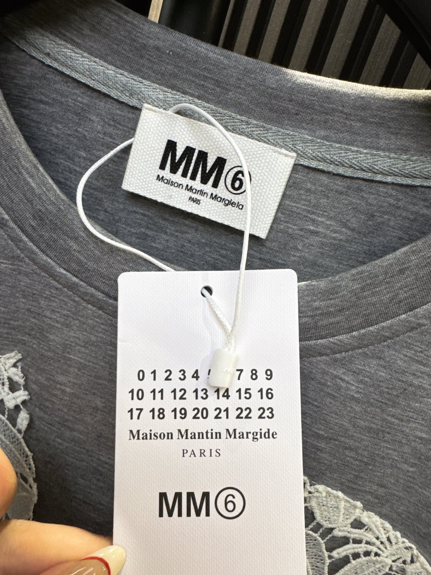 ✨✨✨MM6✨✨✨2026早春新款💫 潮流穿搭新风尚！这款mm6假两件卫衣采用胸前蕾丝花边与牛仔拼接设计