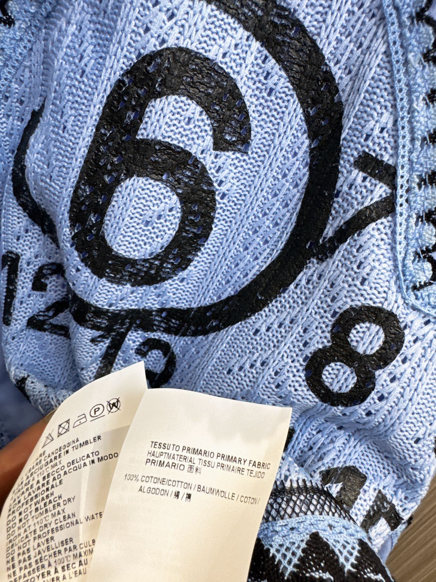 ✨✨✨MM6✨✨✨2026早春新款💫 精选高级蕾丝面料与立体波浪剪裁完美结合，搭配前卫数字印花设计。这件