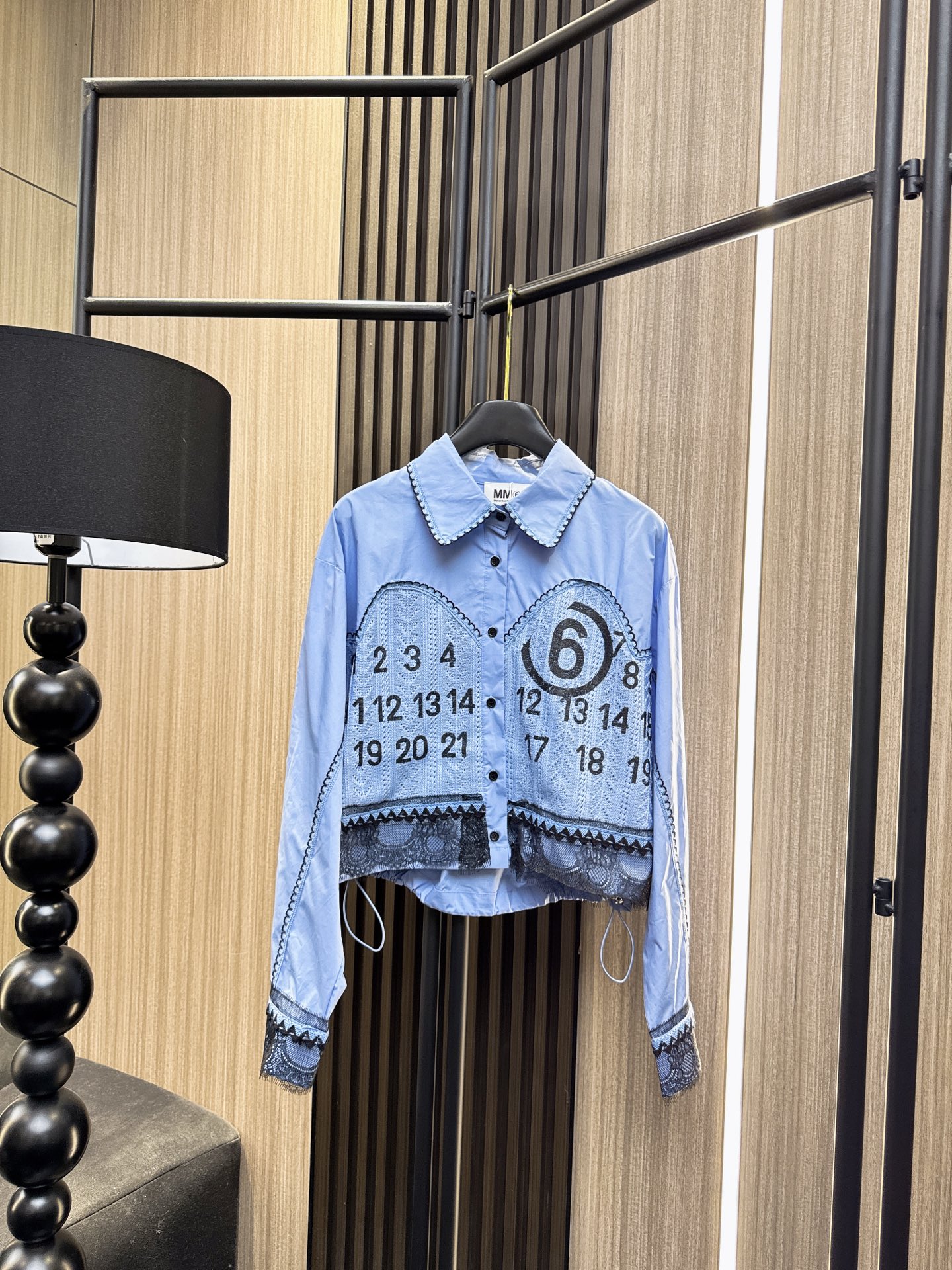 ✨✨✨MM6✨✨✨2026早春新款💫 精选高级蕾丝面料与立体波浪剪裁完美结合，搭配前卫数字印花设计。这件