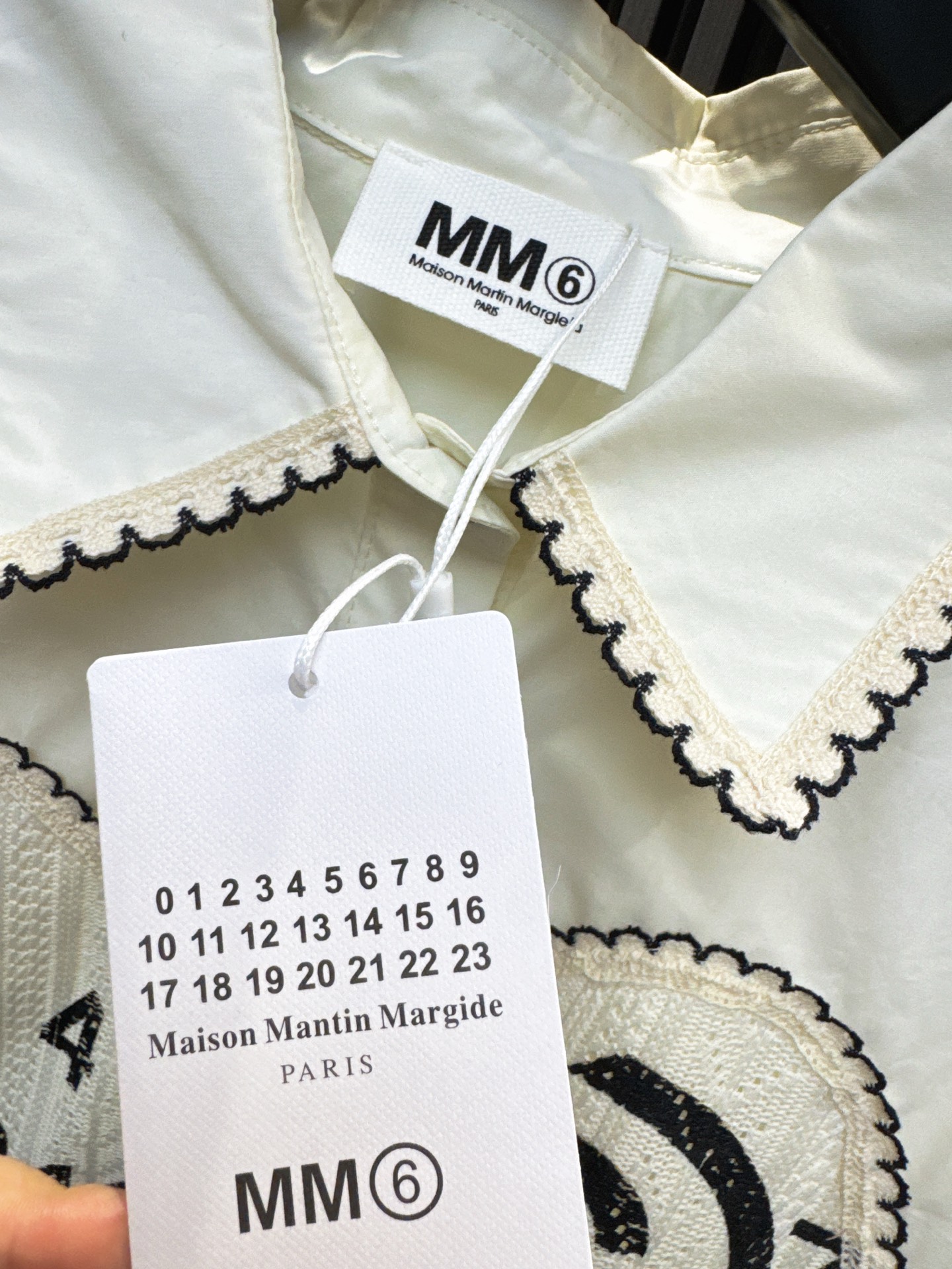 ✨✨✨MM6✨✨✨2026早春新款💫 精选高级蕾丝面料与立体波浪剪裁完美结合，搭配前卫数字印花设计。这件