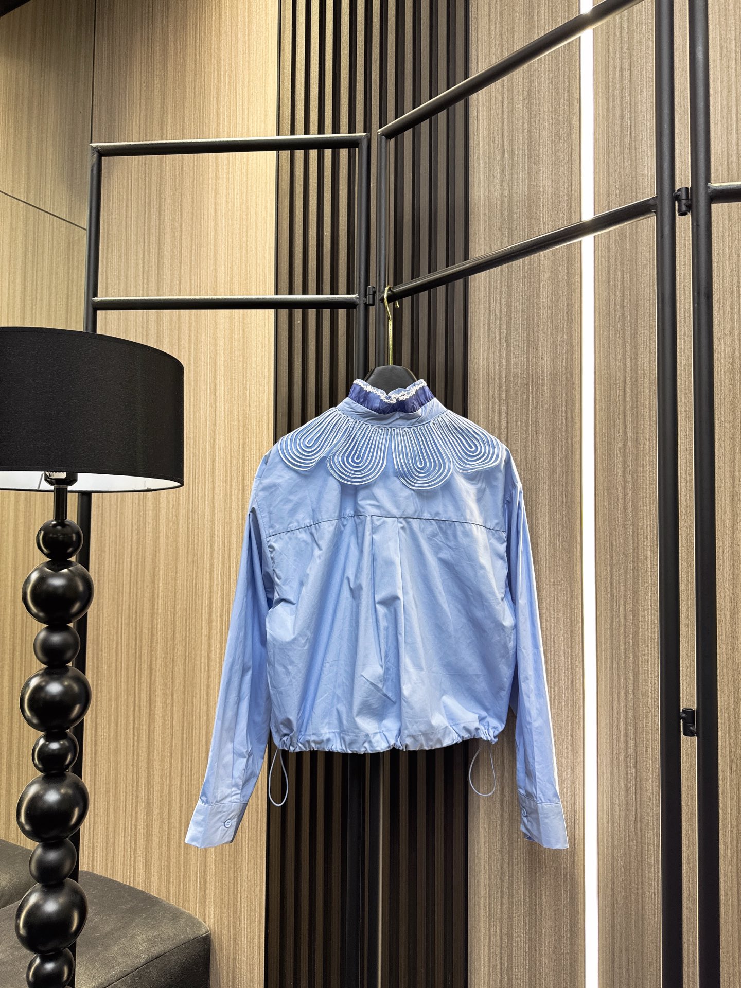 ✨✨✨玛吉拉✨✨✨2026早春新款💫 【新品上市】玛吉拉蕾丝花苞领盘扣线条复古衬衫上衣，优雅绽放！精选优