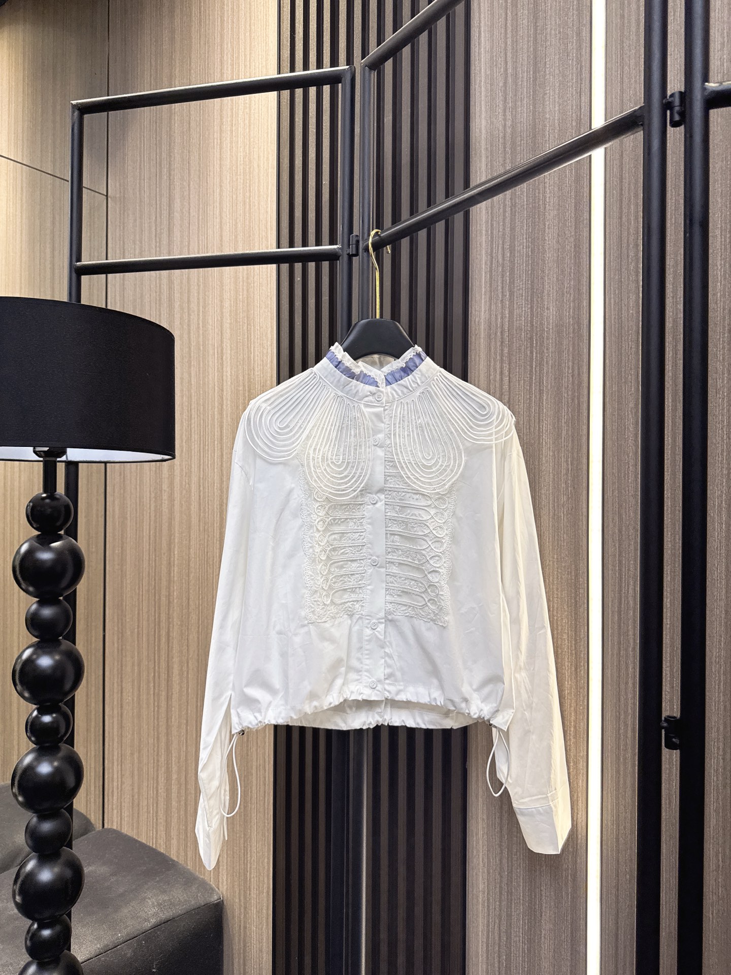 ✨✨✨玛吉拉✨✨✨2026早春新款💫 【新品上市】玛吉拉蕾丝花苞领盘扣线条复古衬衫上衣，优雅绽放！精选优