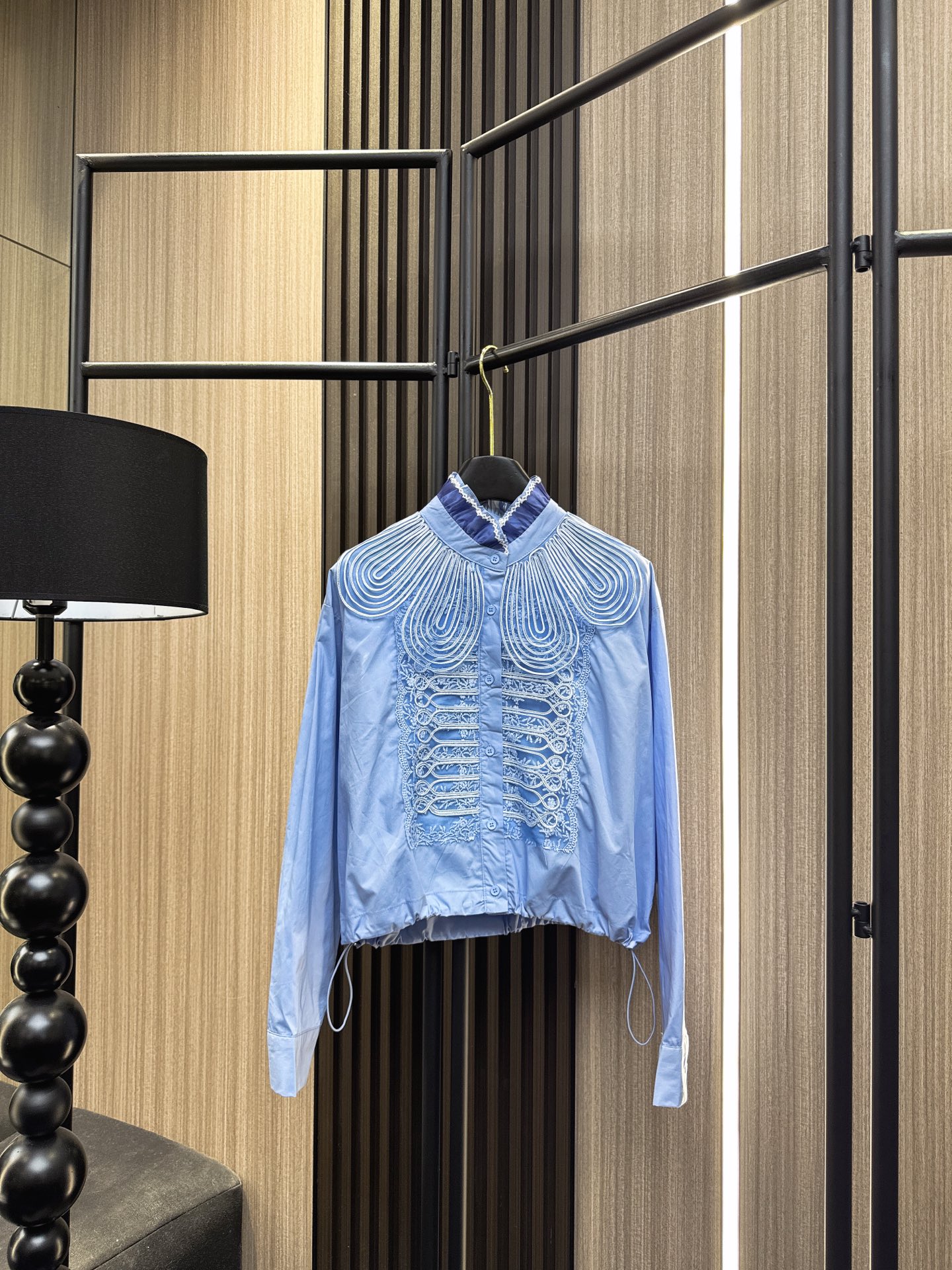 ✨✨✨玛吉拉✨✨✨2026早春新款💫 【新品上市】玛吉拉蕾丝花苞领盘扣线条复古衬衫上衣，优雅绽放！精选优