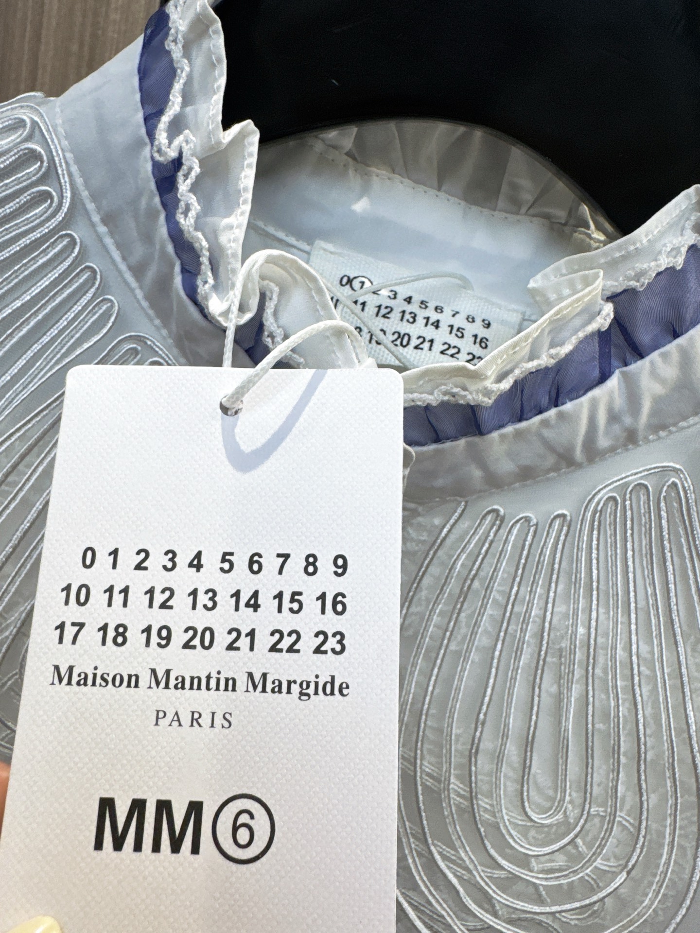✨✨✨玛吉拉✨✨✨2026早春新款💫 【新品上市】玛吉拉蕾丝花苞领盘扣线条复古衬衫上衣，优雅绽放！精选优