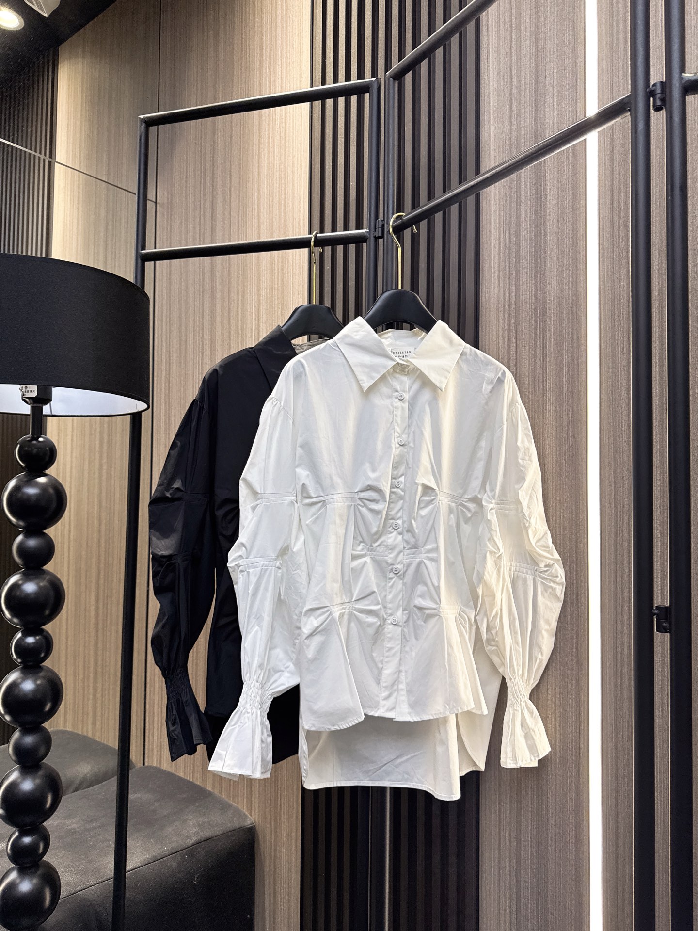 ✨✨✨玛吉拉✨✨✨2026早春新款💫 【新品上市】这件衬衫简直是细节控的福音~精工袖口打揽设计+立体压褶