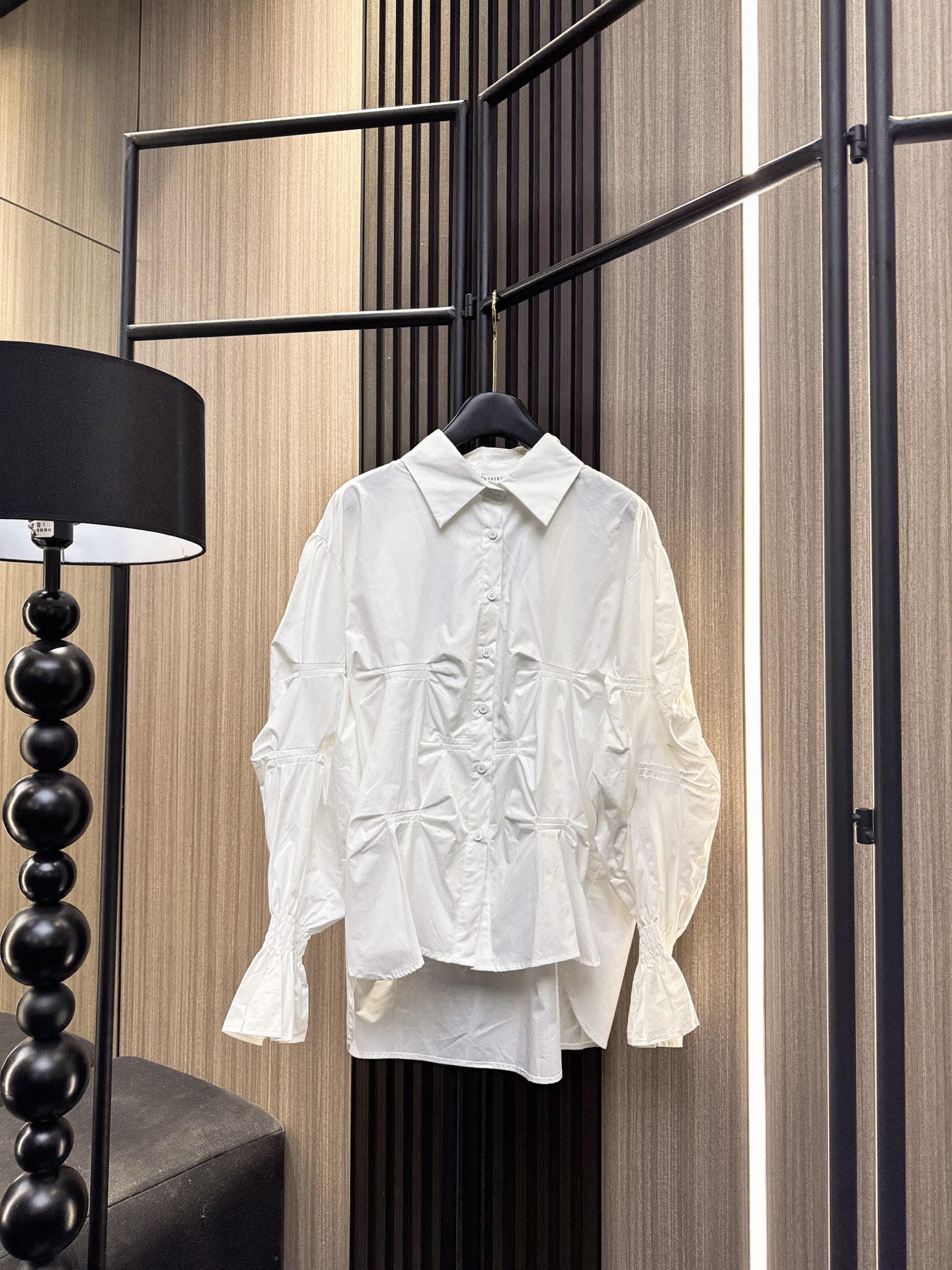 ✨✨✨玛吉拉✨✨✨2026早春新款💫 【新品上市】这件衬衫简直是细节控的福音~精工袖口打揽设计+立体压褶