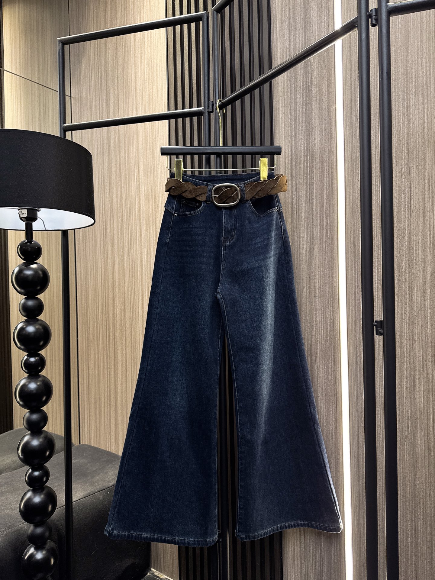 ✨✨✨LOEWE✨✨✨2025秋冬新款💫 新品上架！蛇形交叉腰带搭配直筒微喇加绒牛仔裤，秋冬时尚必备！腰